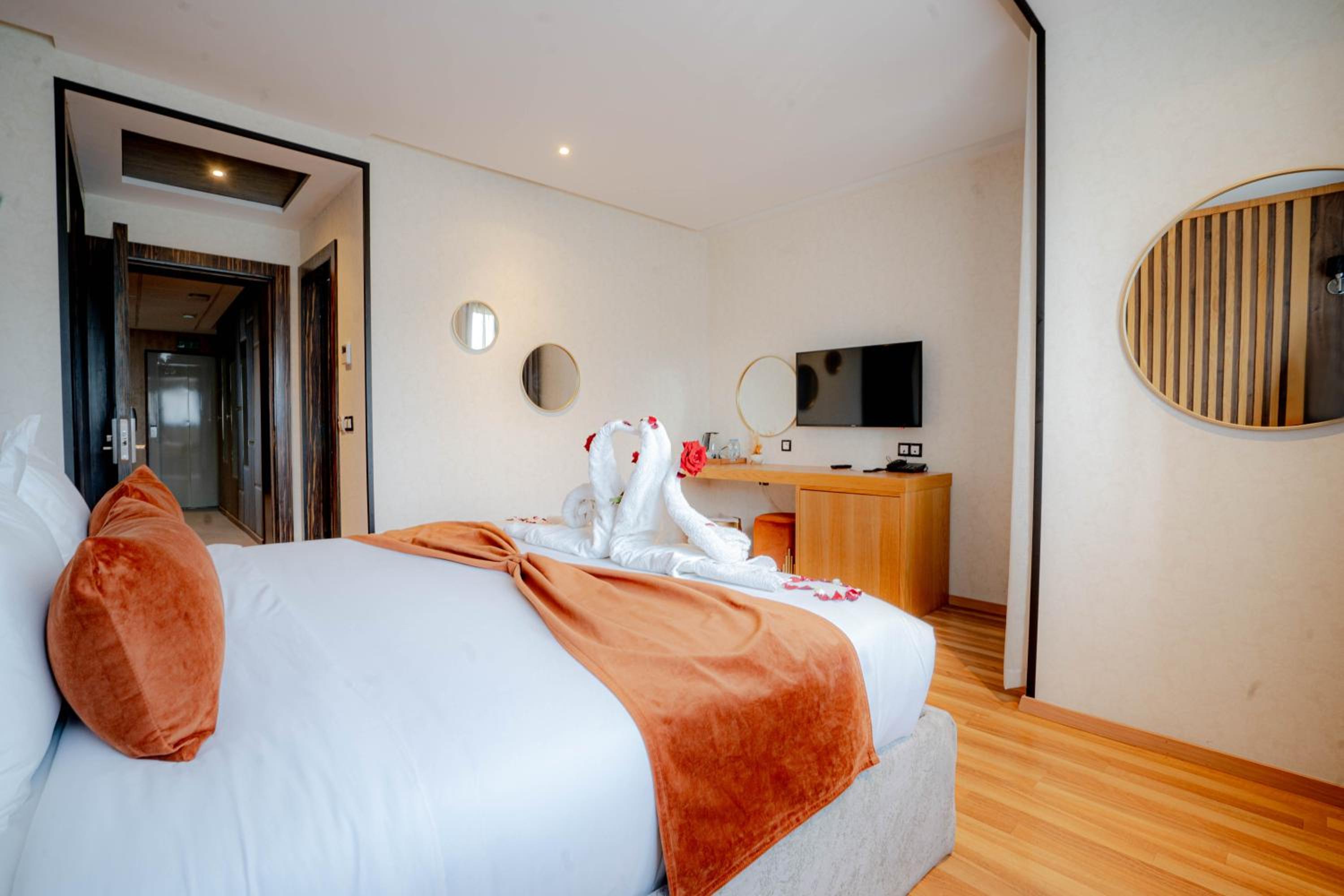 Deluxe King Room - Photo 5