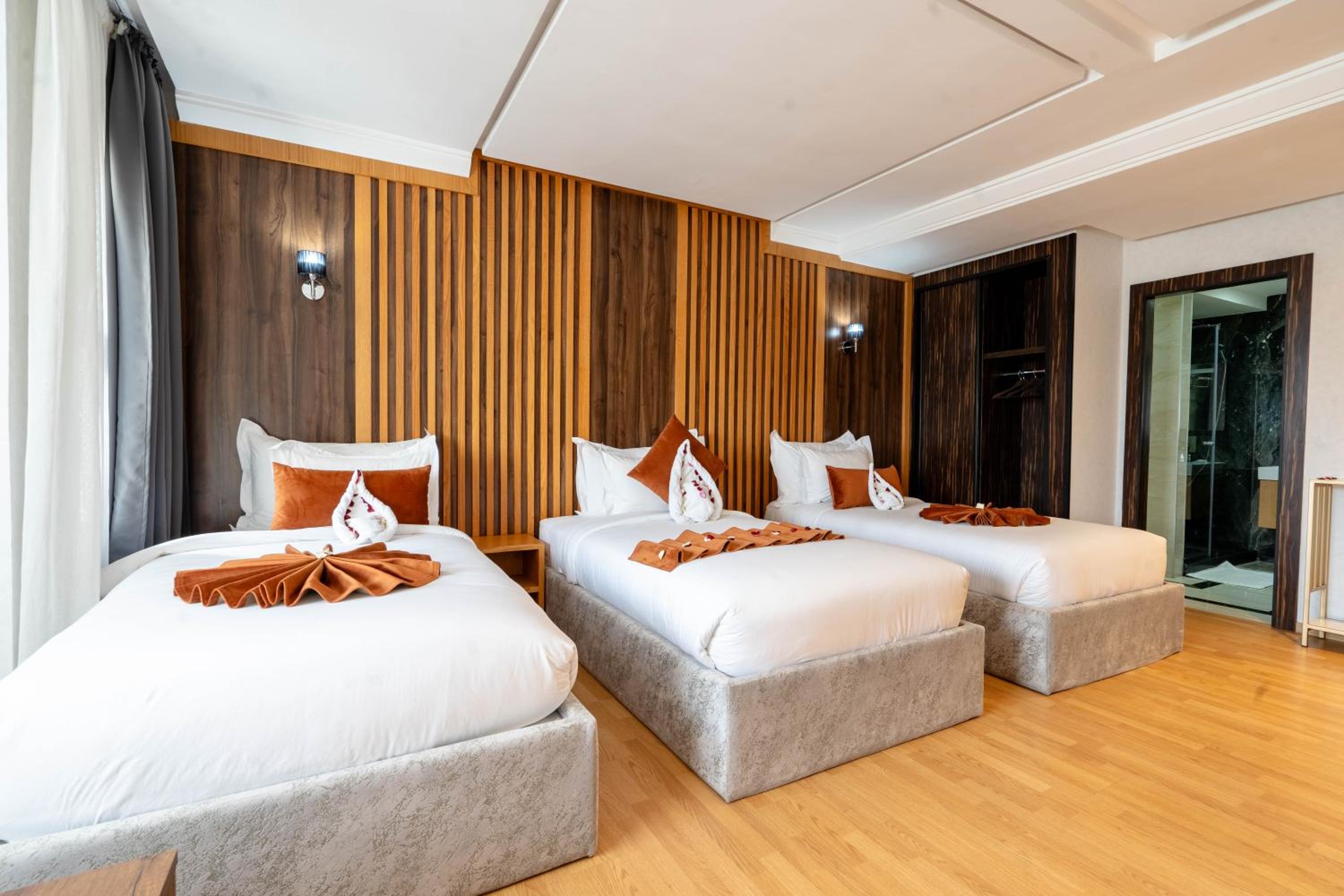 Suite with City View - Photo 4
