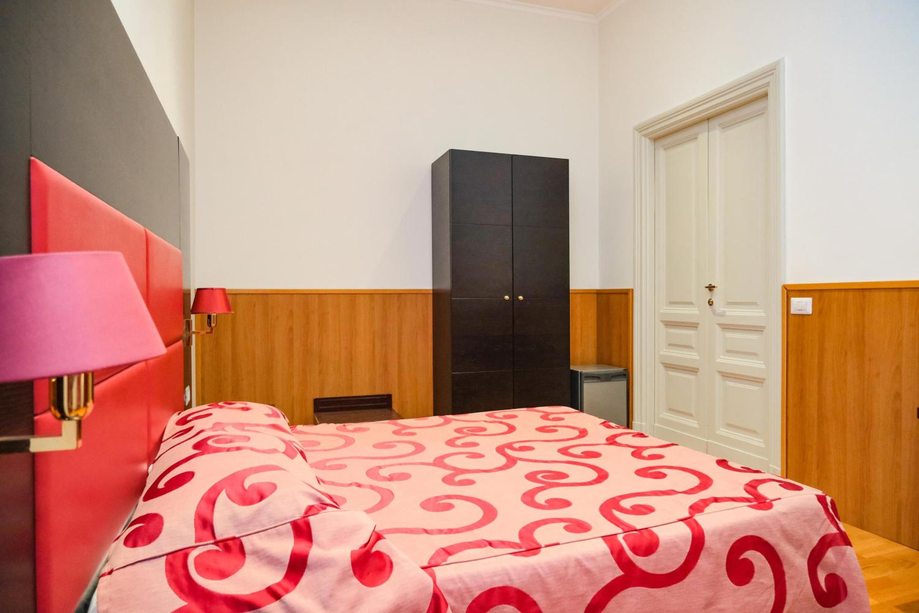Double Room with Private External Bathroom photo 2