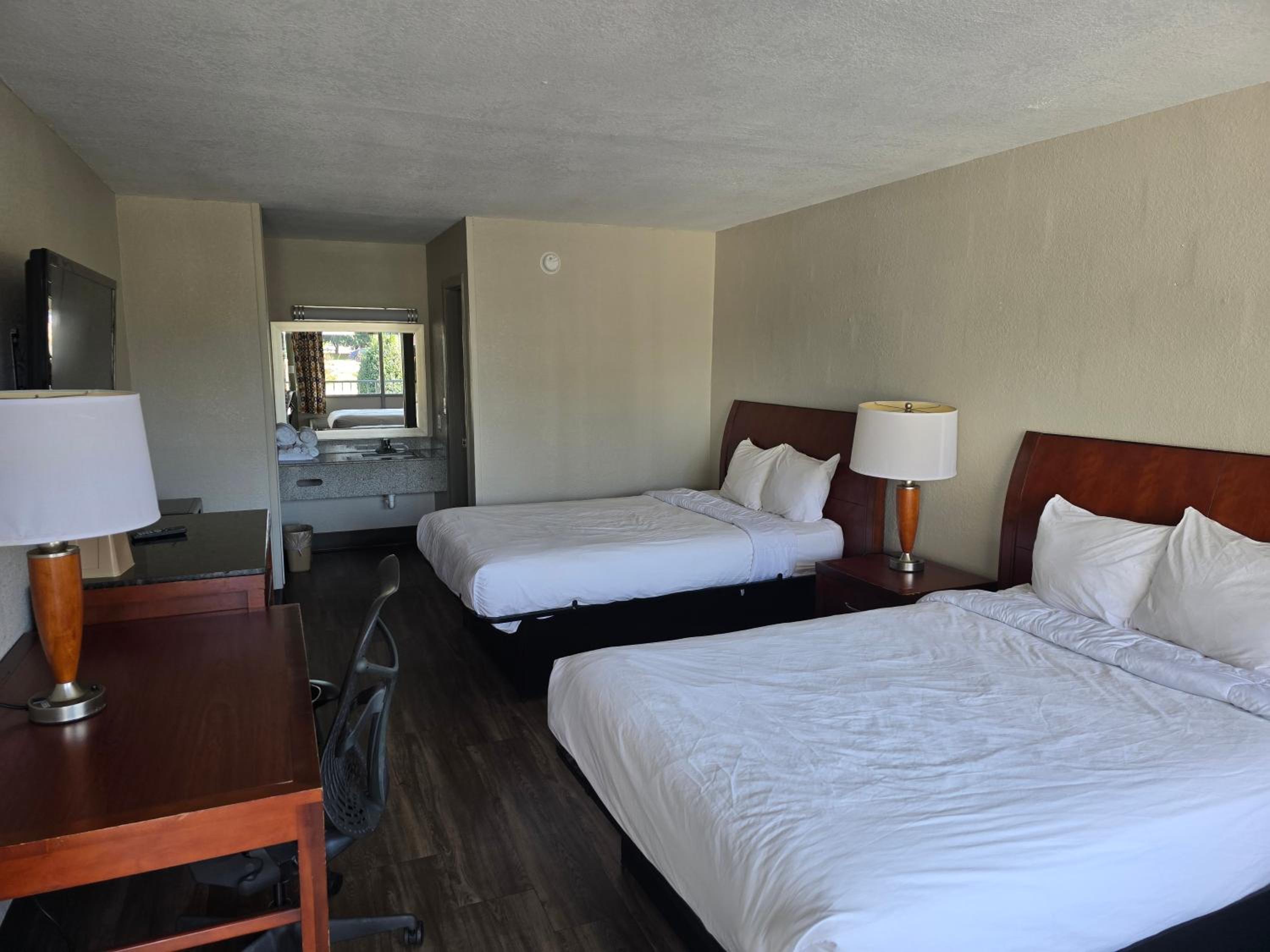 2 Full Beds | Smoking - Photo 2