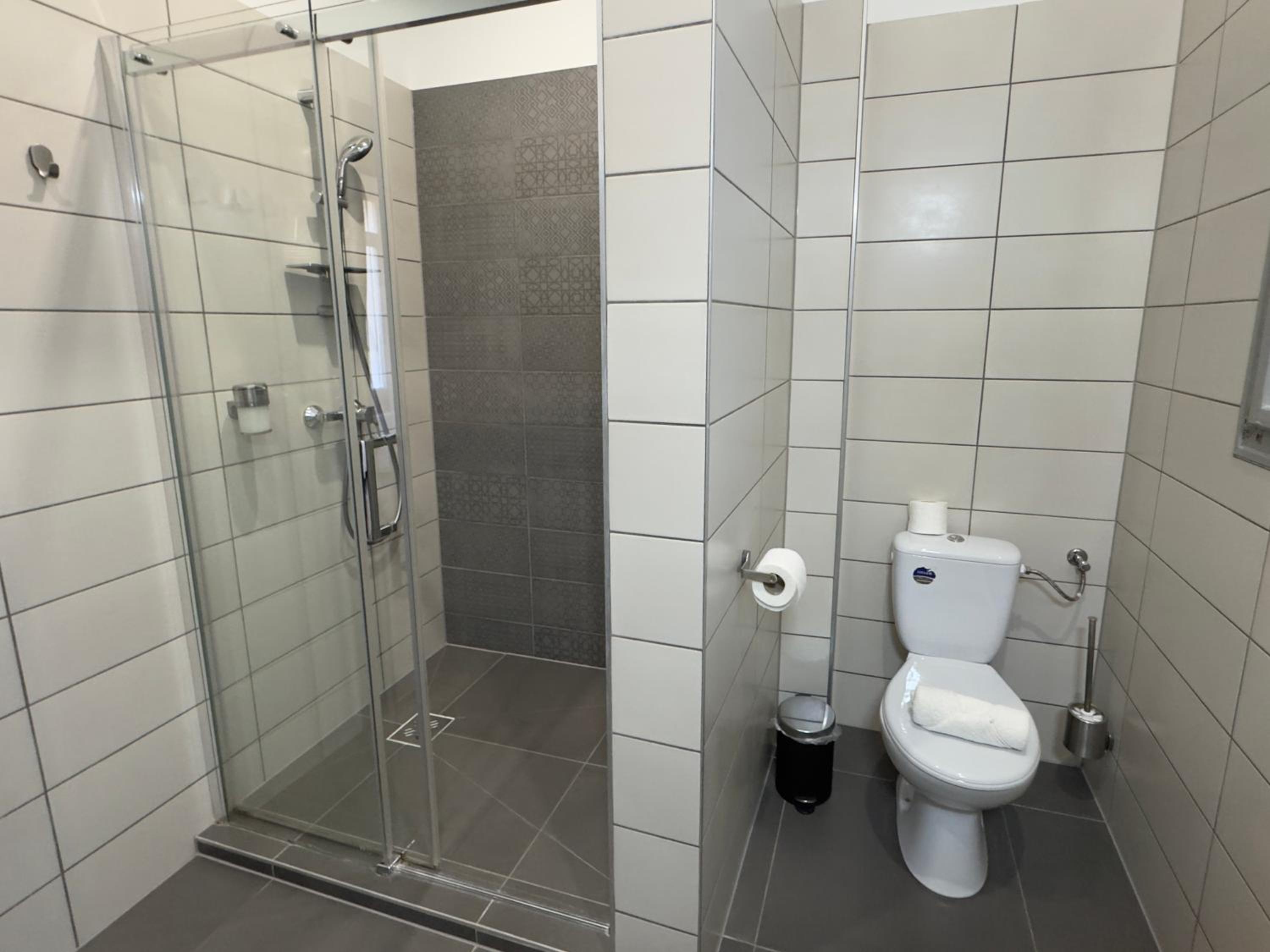Deluxe Double Room with Shower - Photo 8
