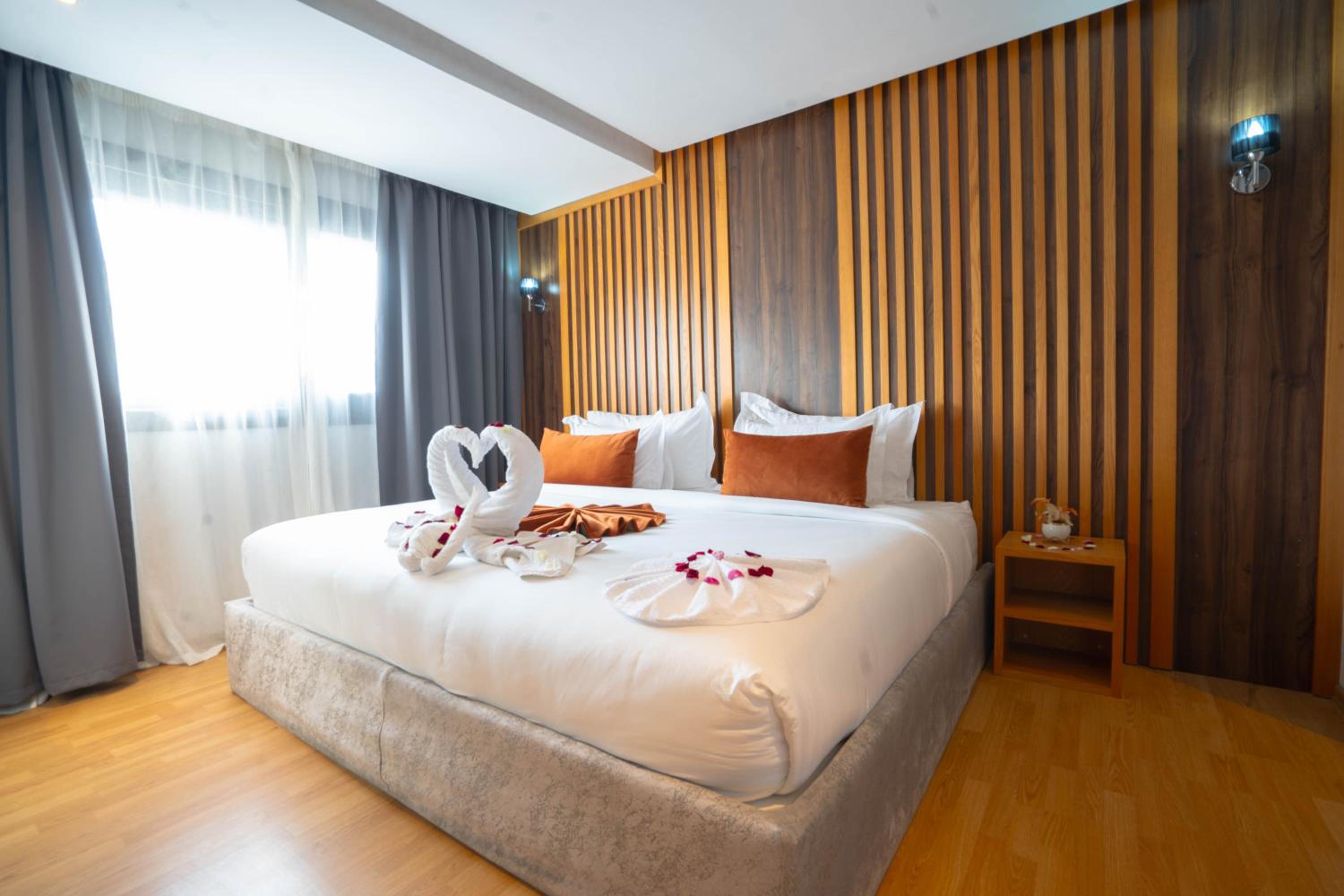 Deluxe King Room - Photo 1