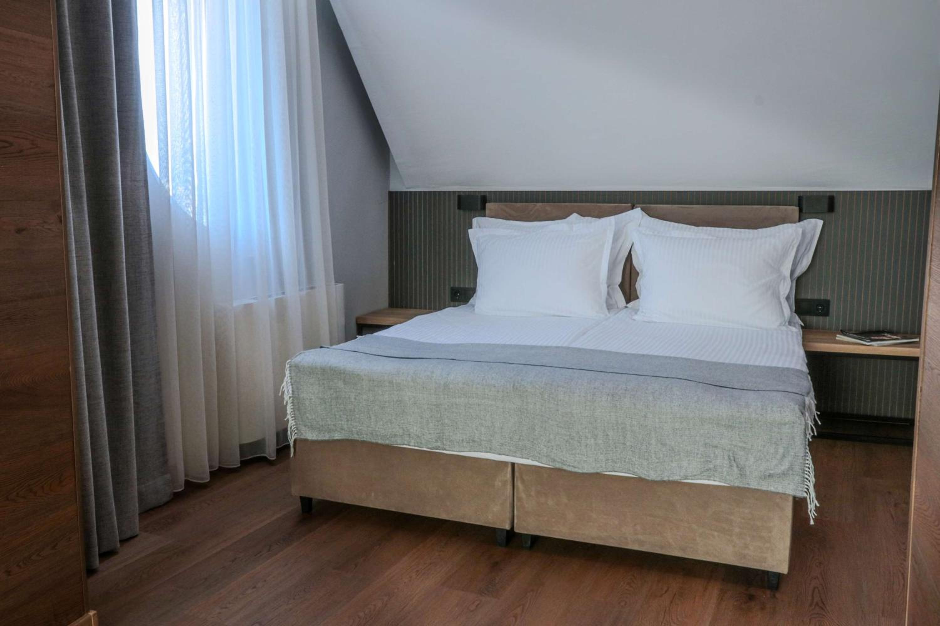 Deluxe Double Room - Stair Access Only/Non-Smoking - Photo 1