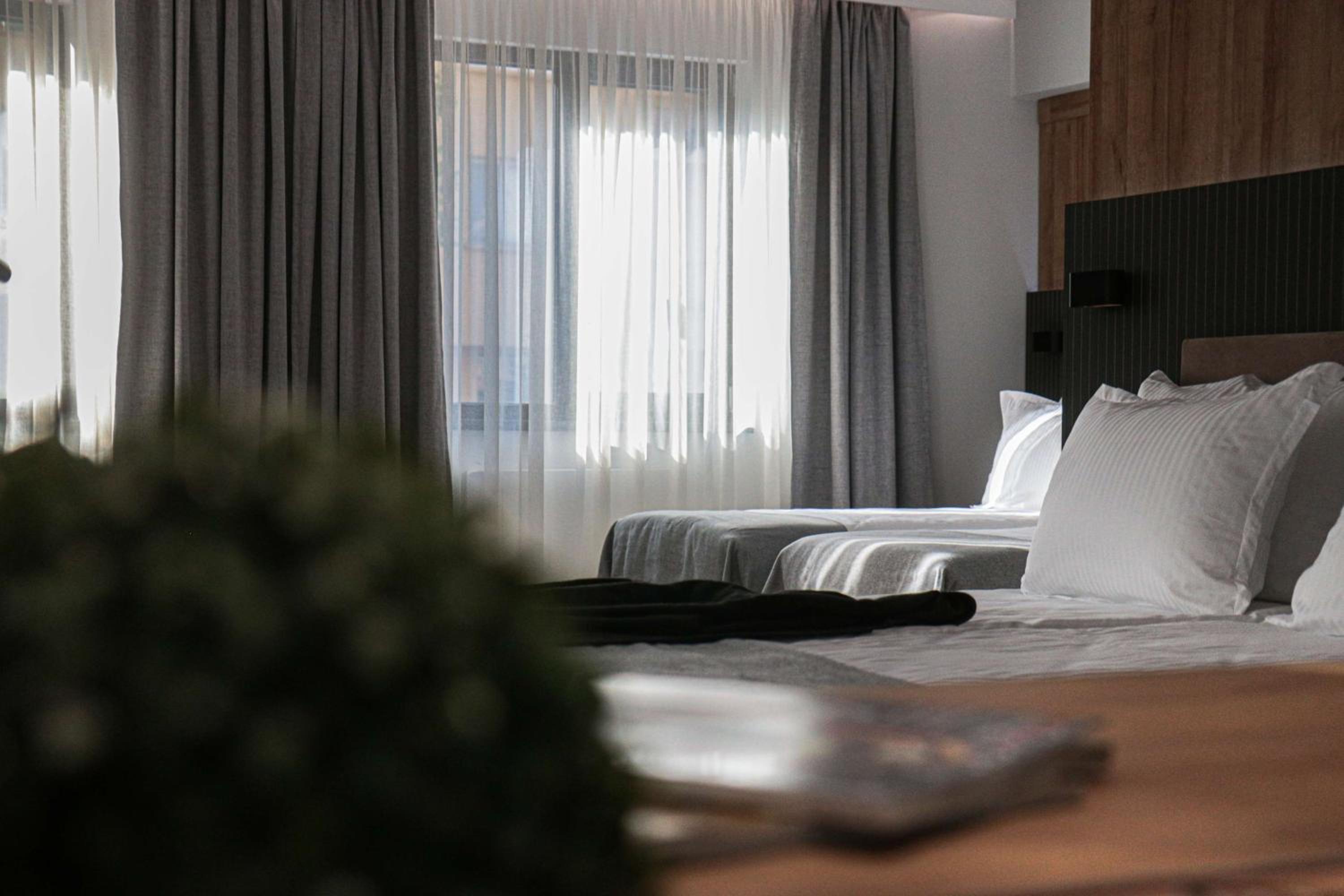 Junior Suite with One Double and Two Single Beds - Non-Smoking - Photo 5