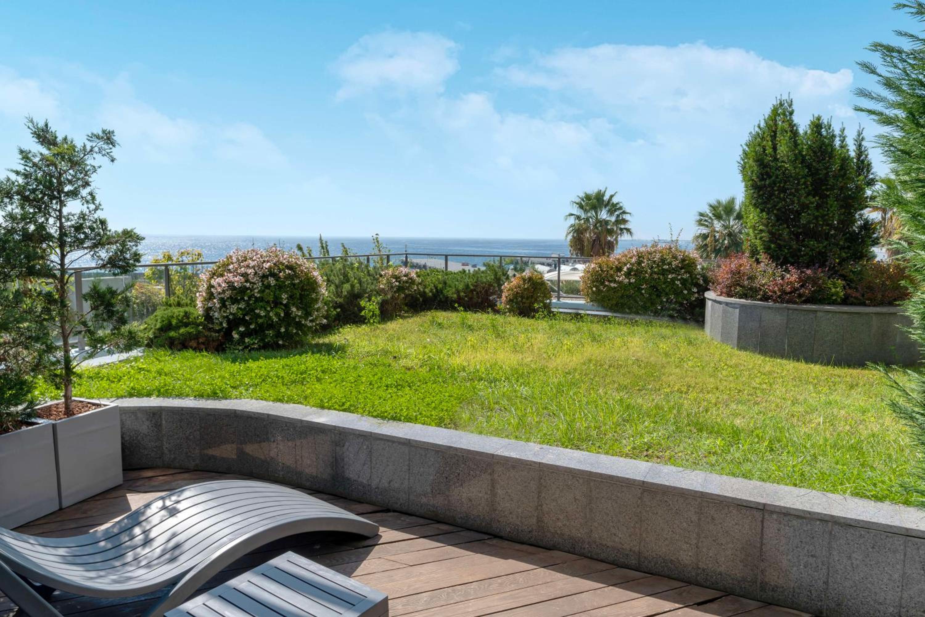 Premium Room with Balcony and Garden View thumbnail 6