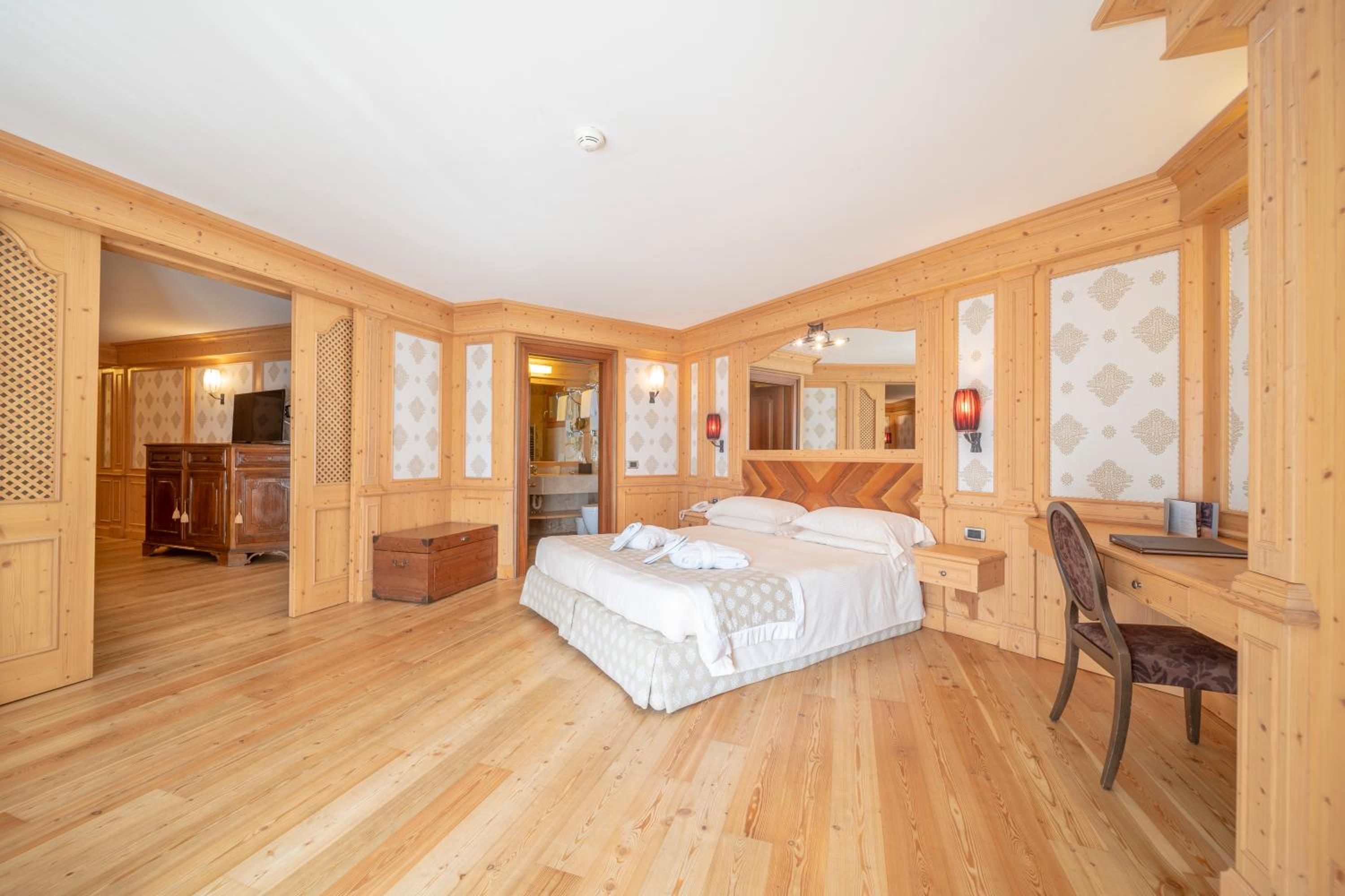 Suite - Photo 1
