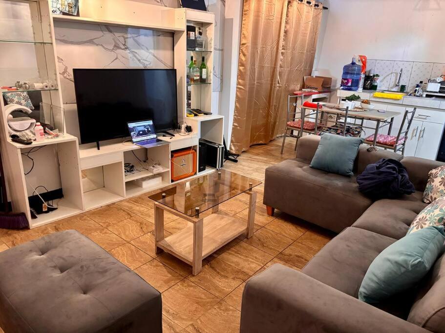 One-Bedroom Apartment photo 1