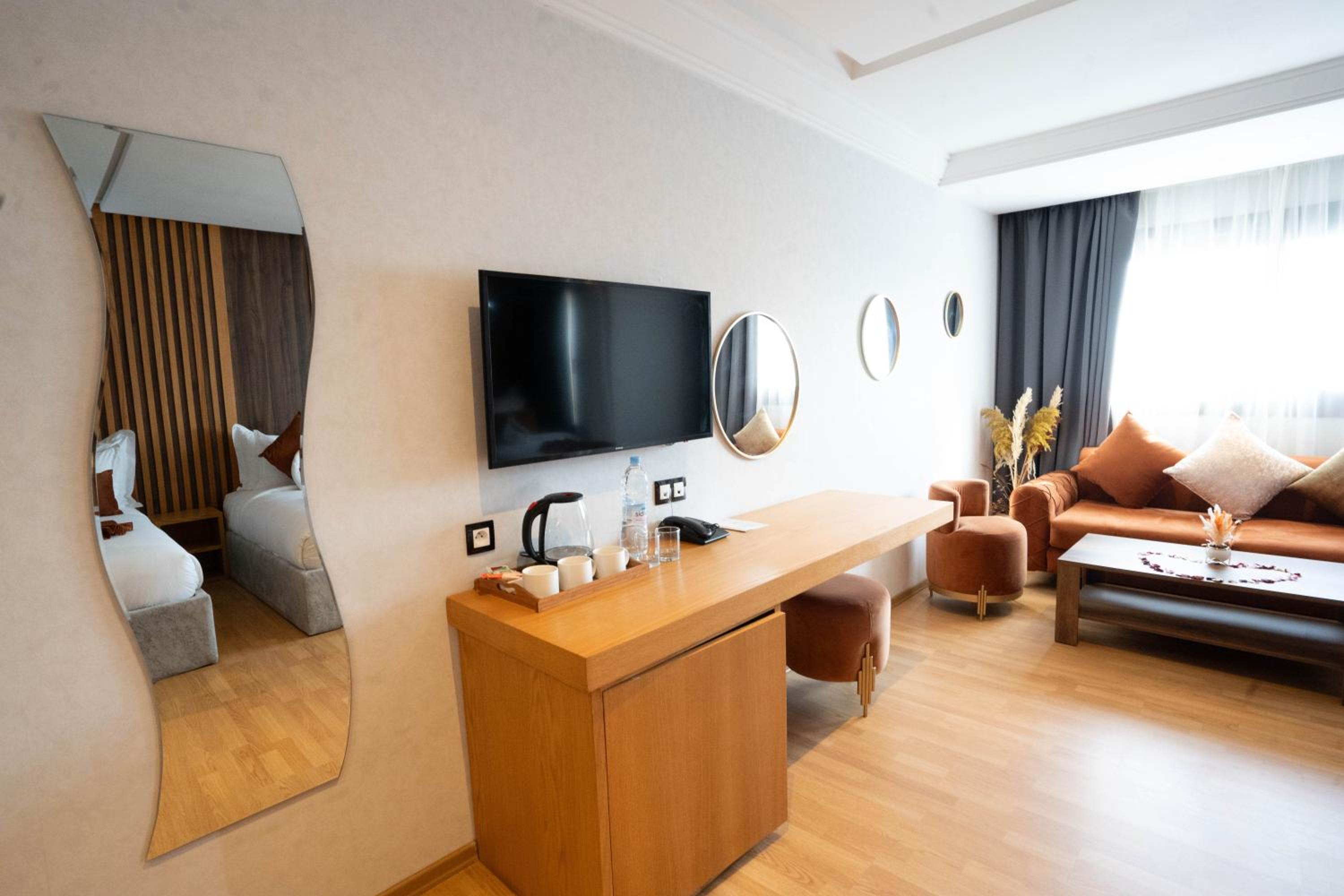 Suite with City View - Photo 2