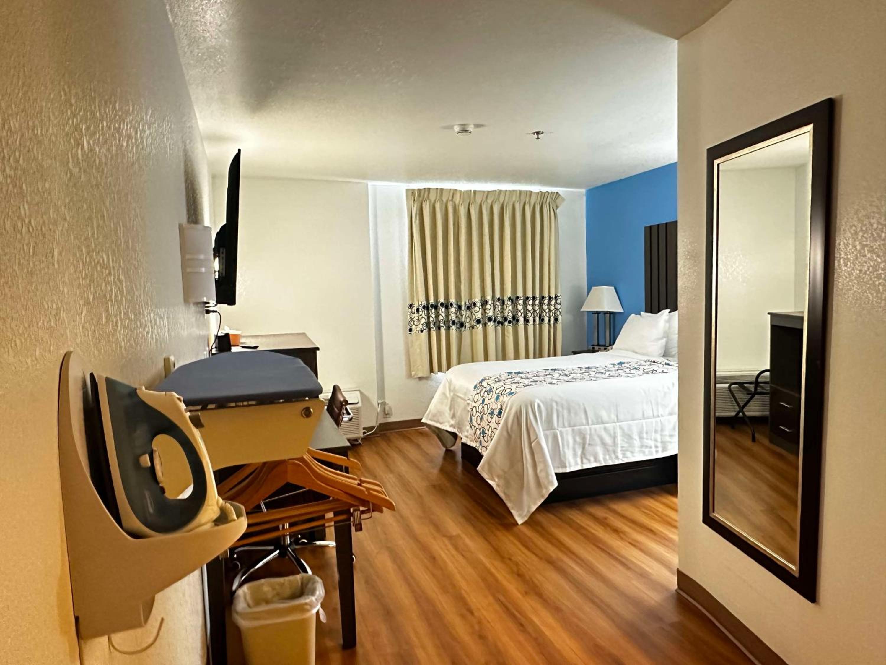 Queen Room With Sofa Bed photo 1