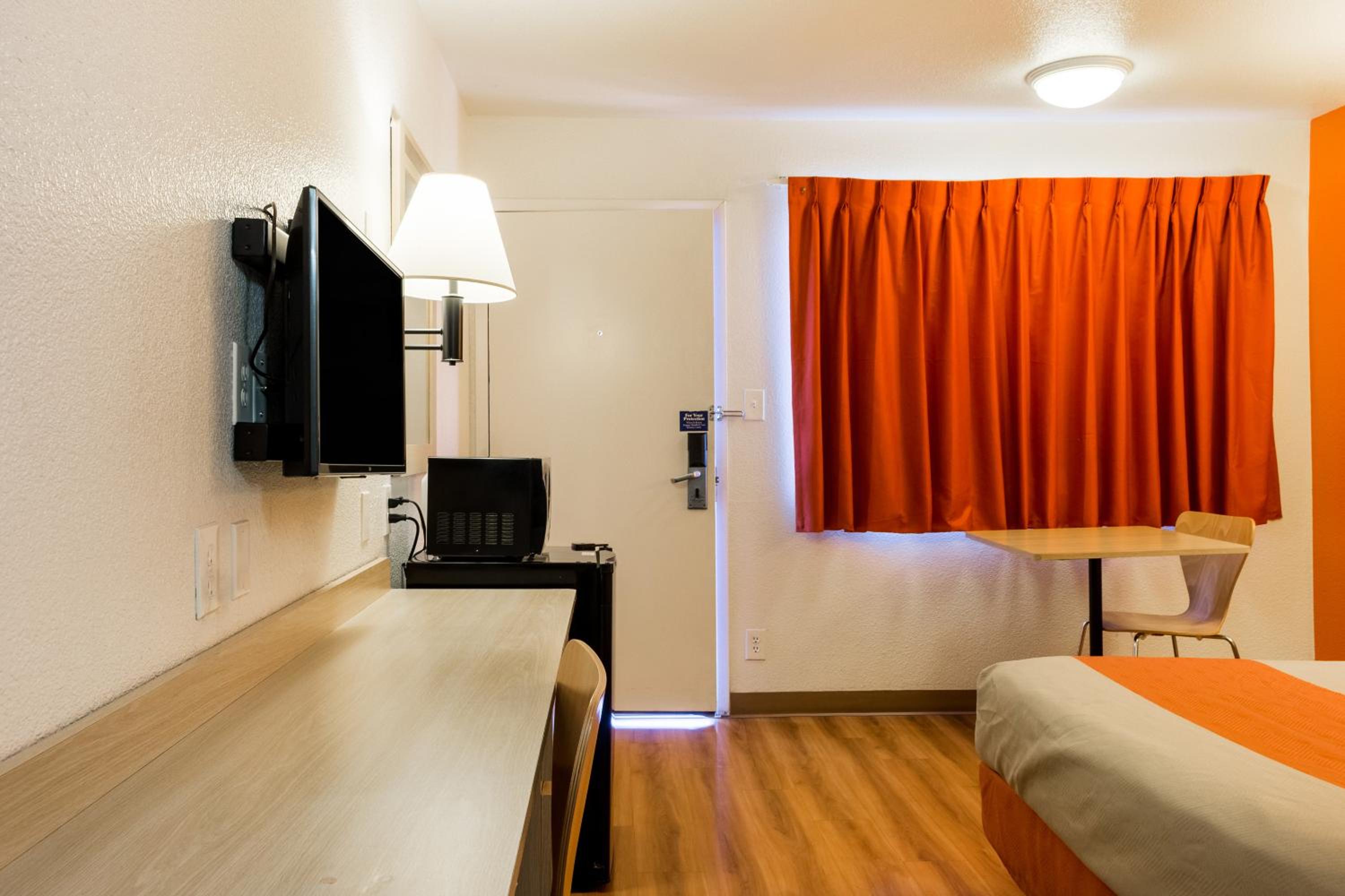 Deluxe King Room - Non-Smoking - Photo 4