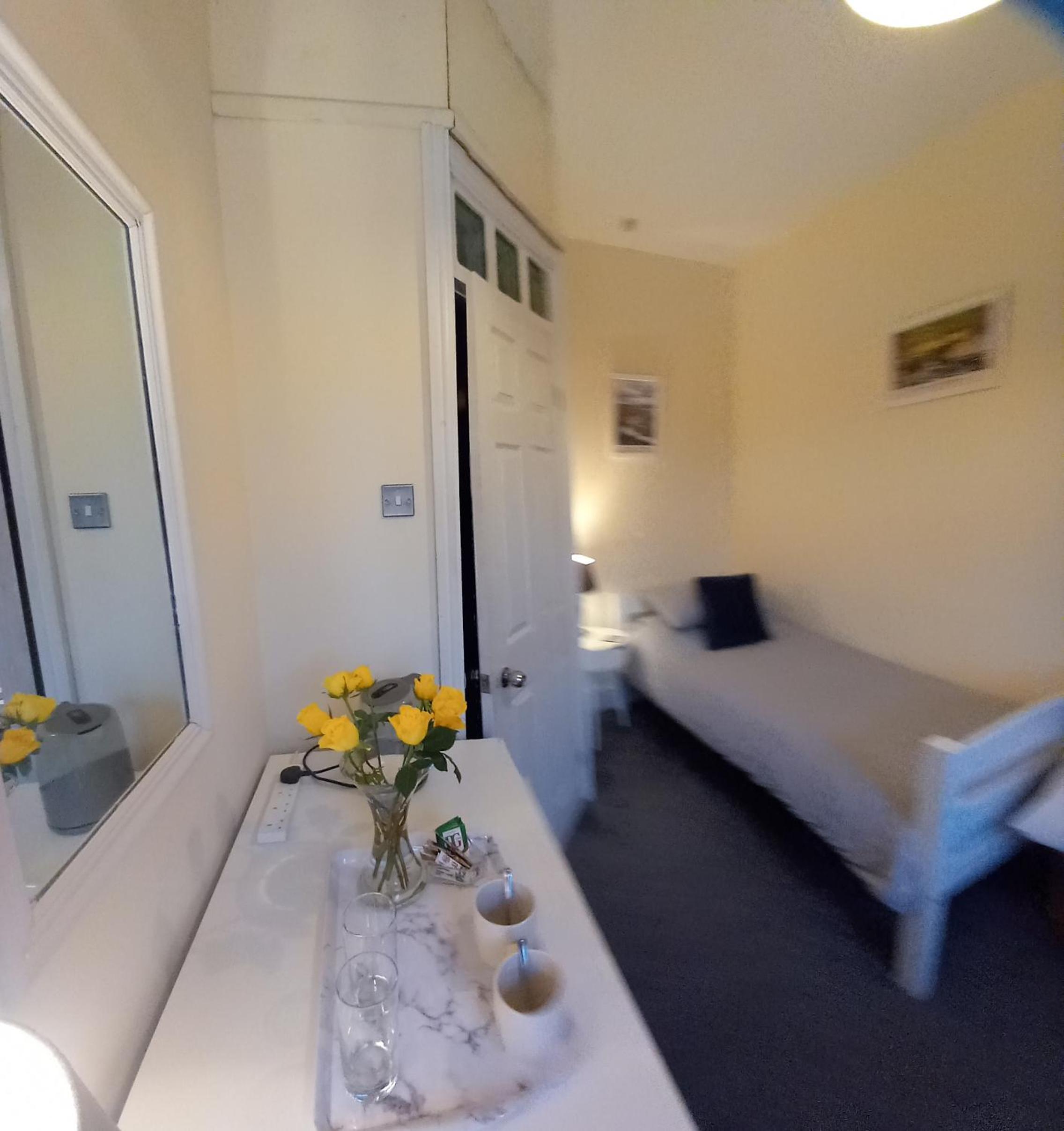 Twin Room - Photo 1