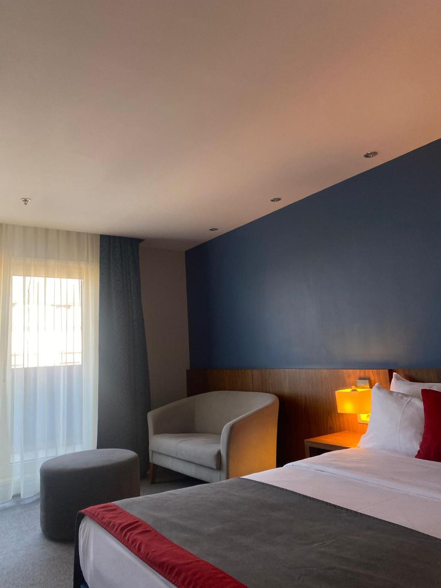 Standard King Room with Bridge View photo 2