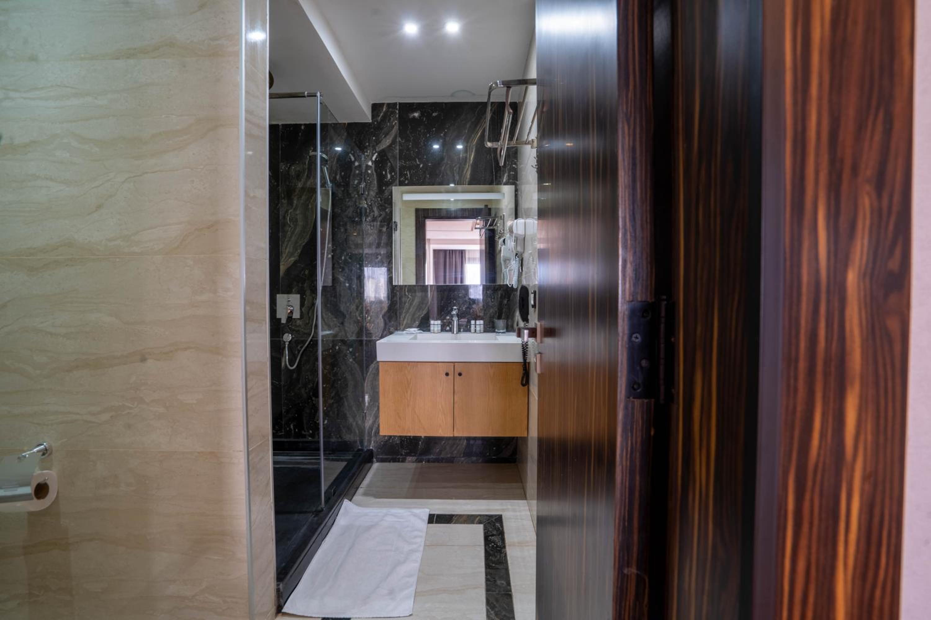 Suite with City View - Photo 3