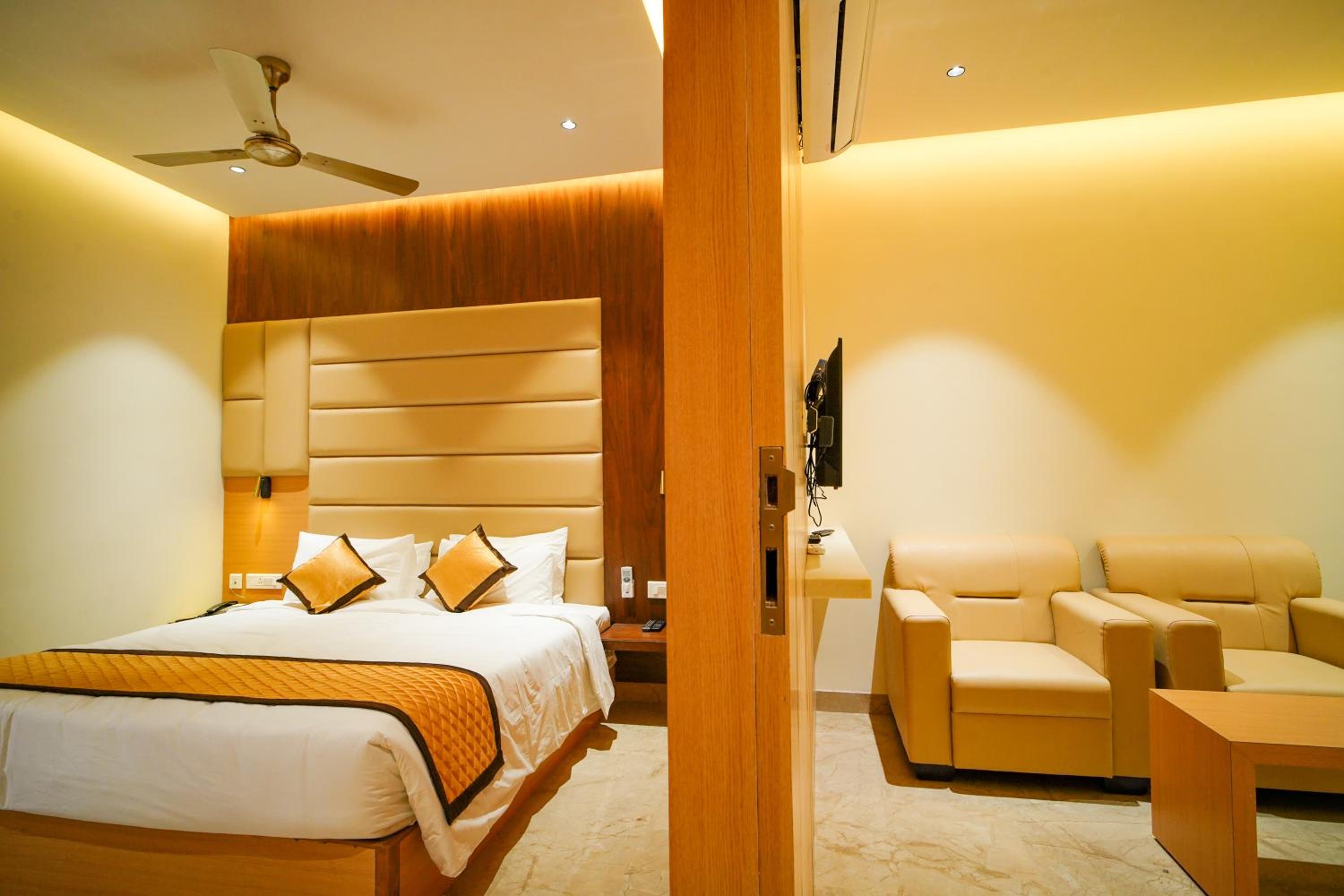Suite - Photo 1