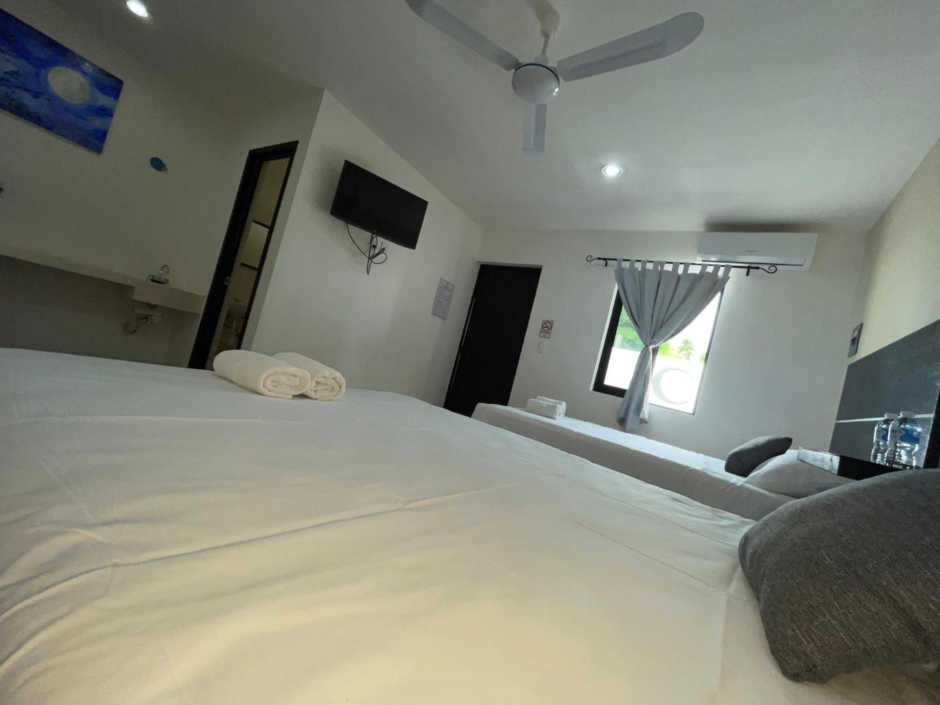 Double Room with Two Double Beds - Photo 5