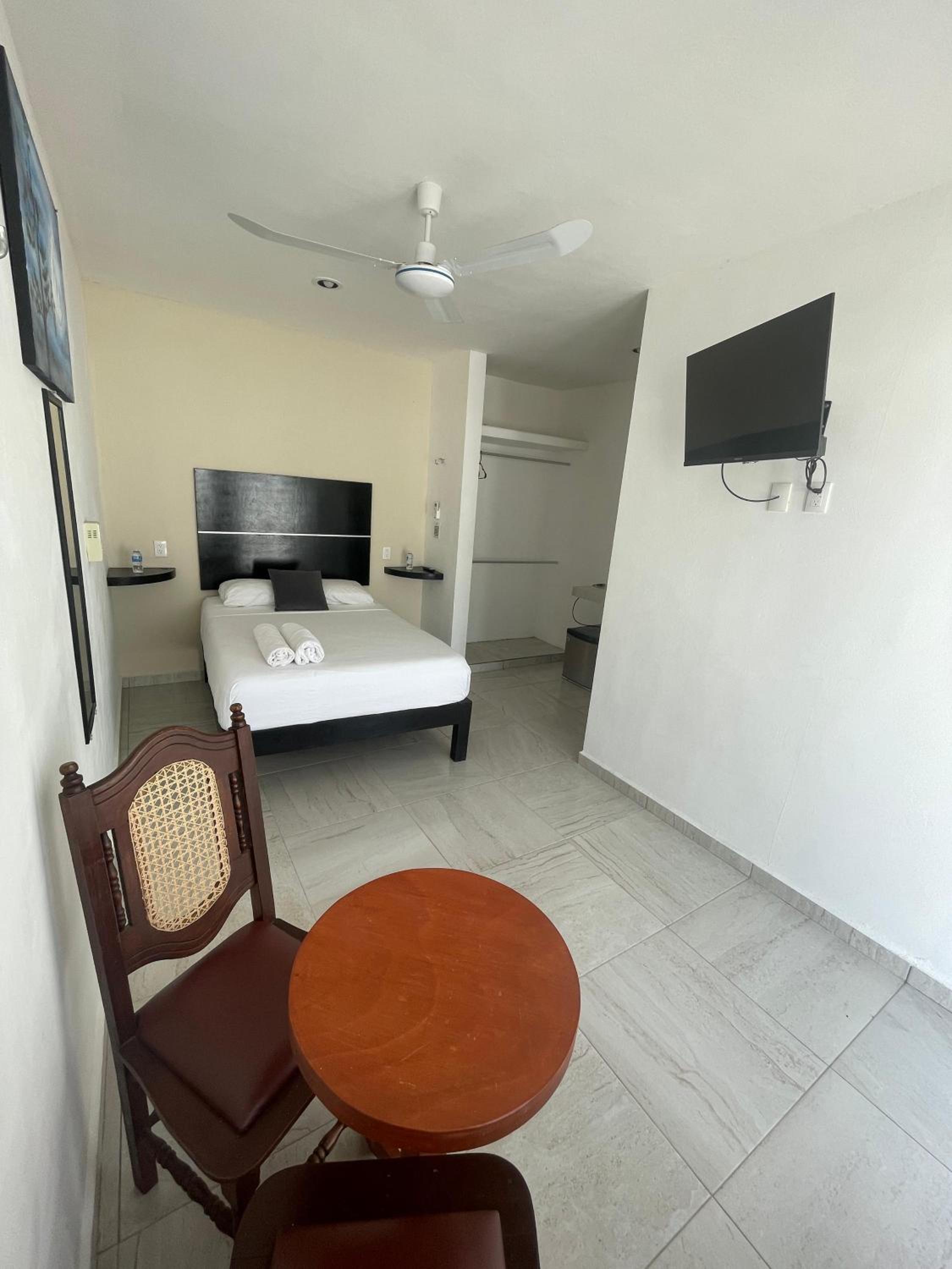 Double Room with Private Bathroom - Photo 9
