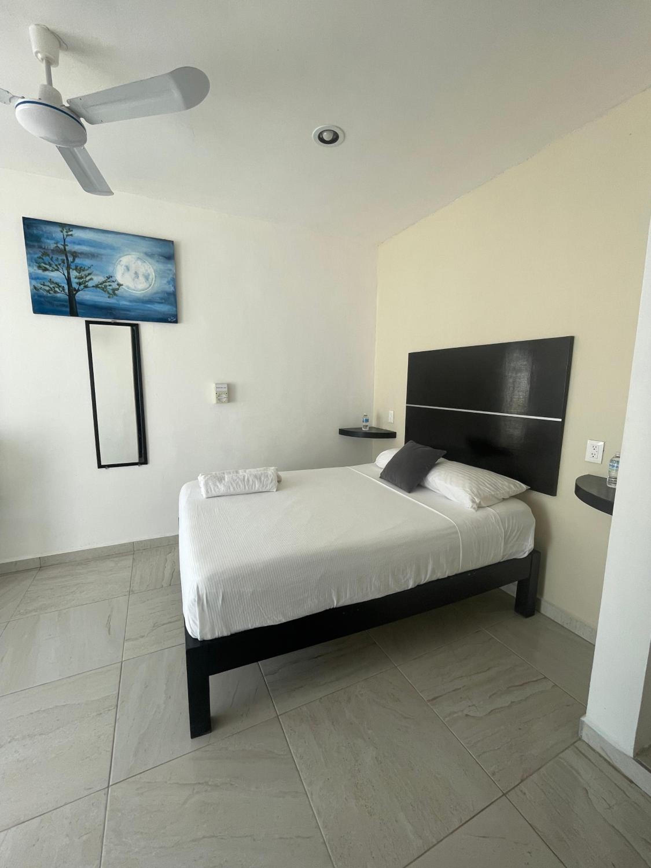 Double Room with Private Bathroom - Photo 10