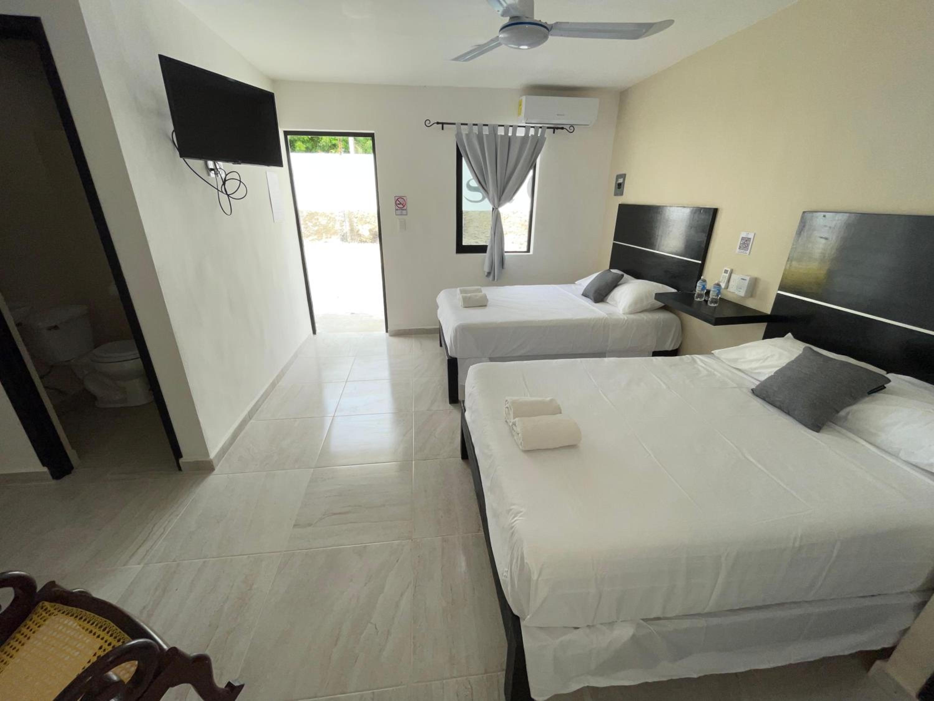 Double Room with Two Double Beds - Photo 8