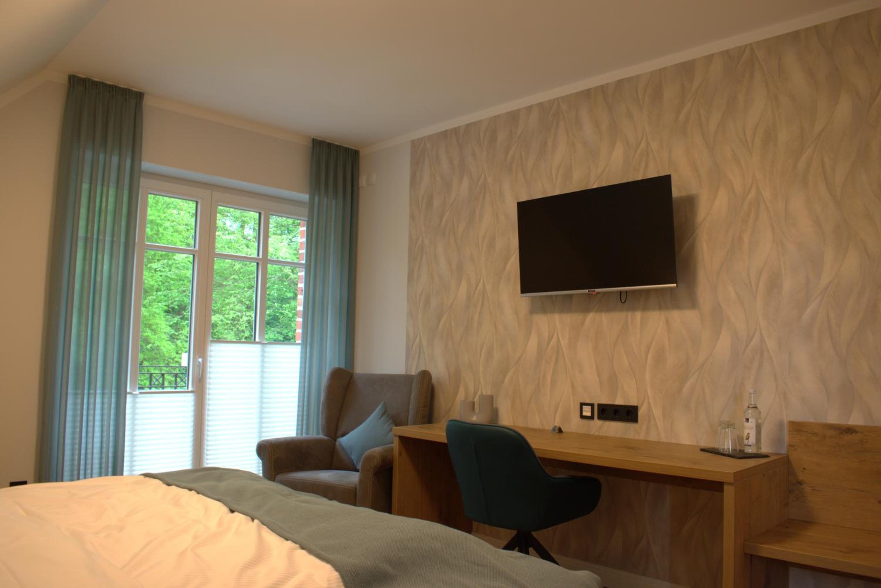 Deluxe Double Room with Balcony - Photo 5