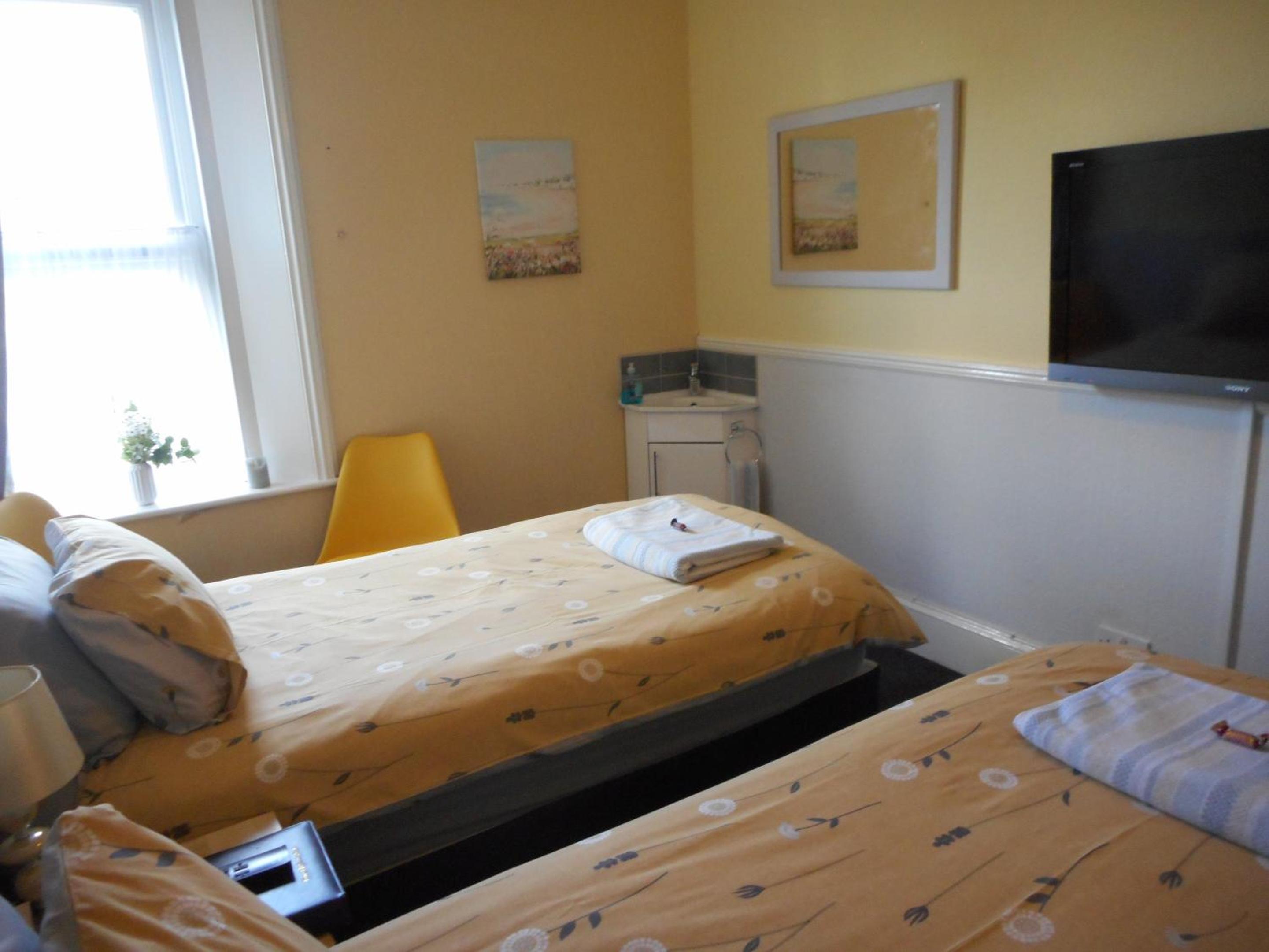 Standard Twin Room with Shared Bathroom