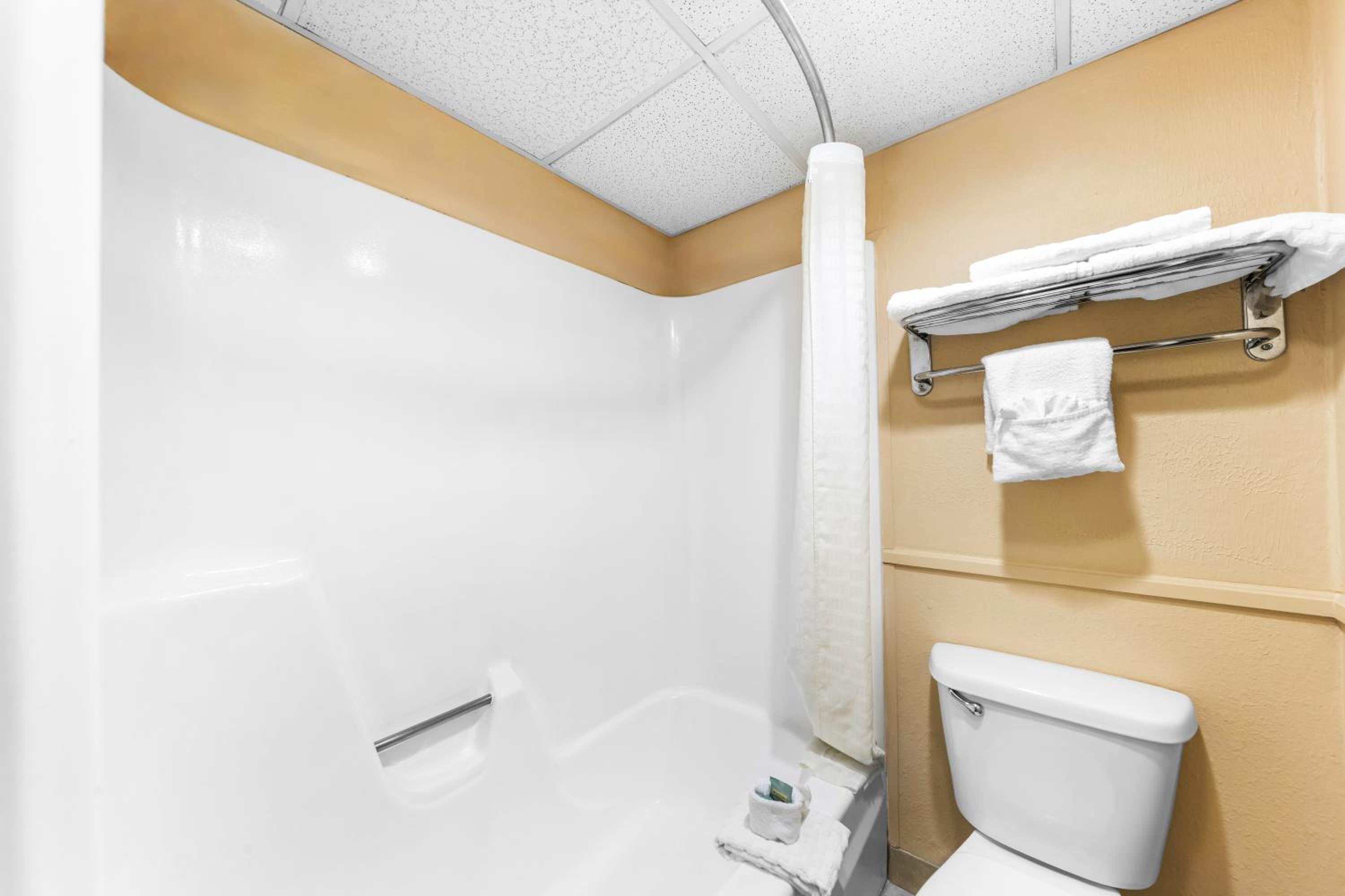 Double Room with Two Double Beds - Smoking photo 2