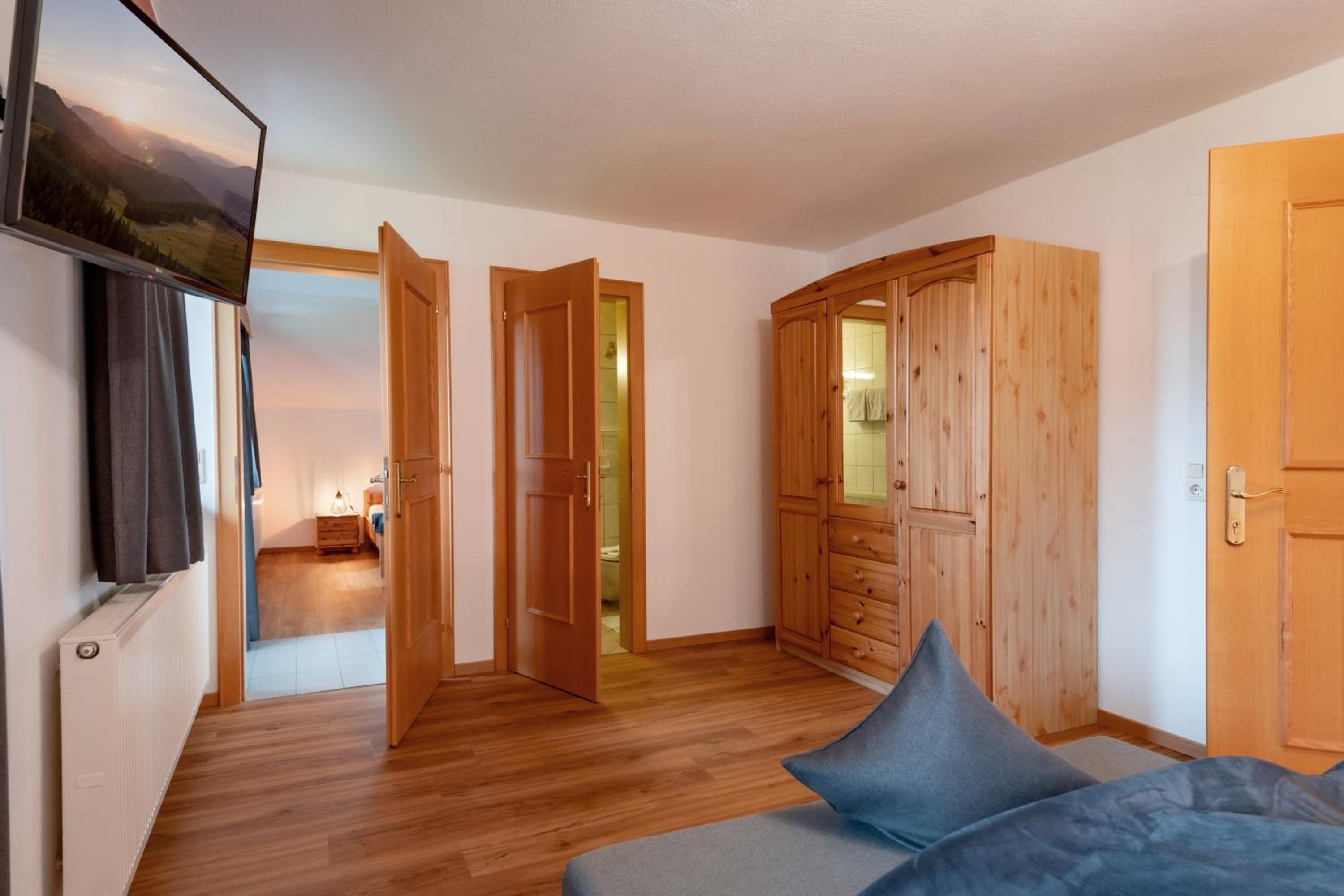 Two-Bedroom Apartment with Balcony photo 3
