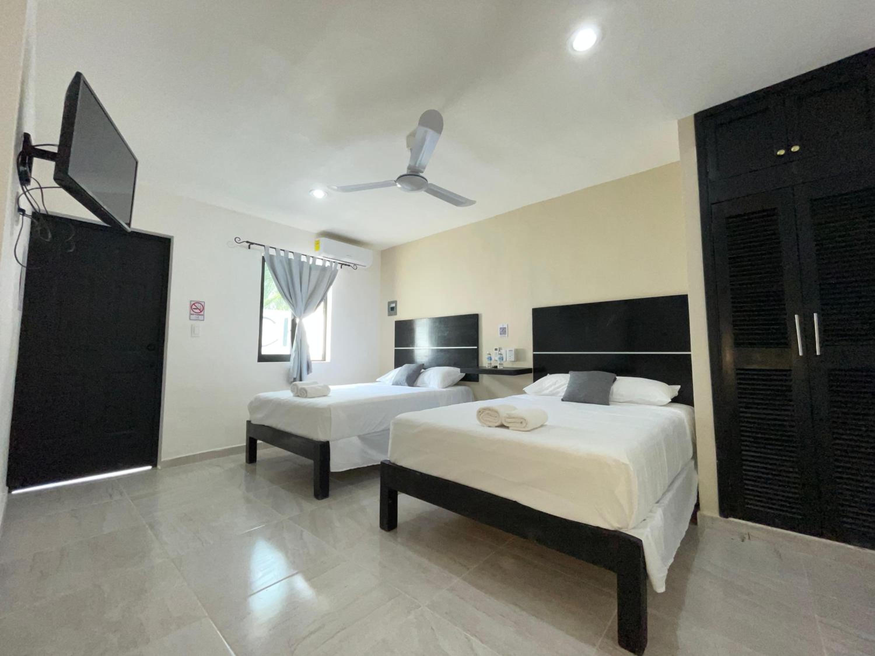 Double Room with Two Double Beds - Photo 4