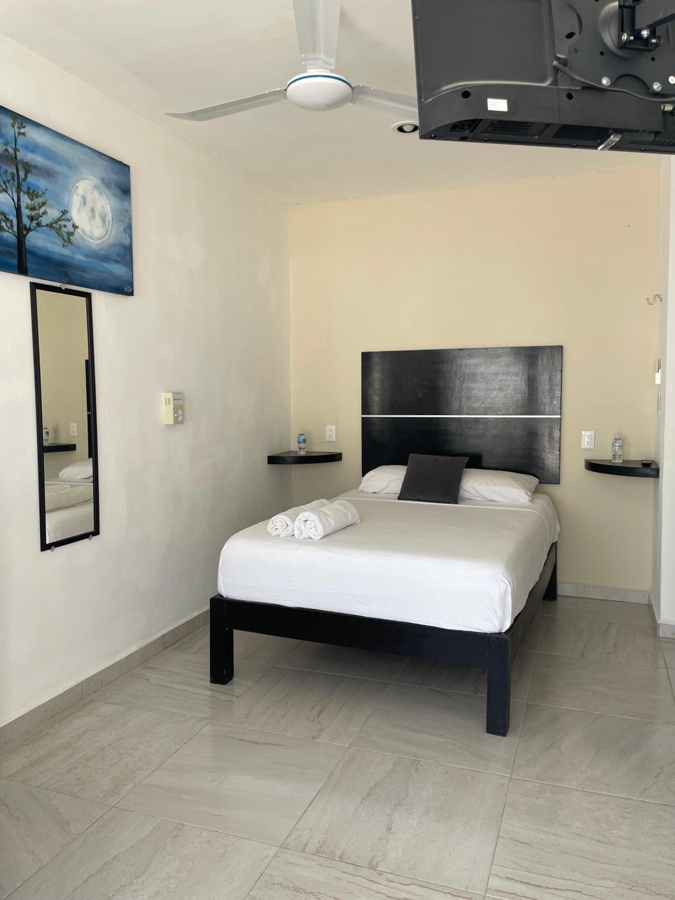 Double Room with Private Bathroom - Photo 8