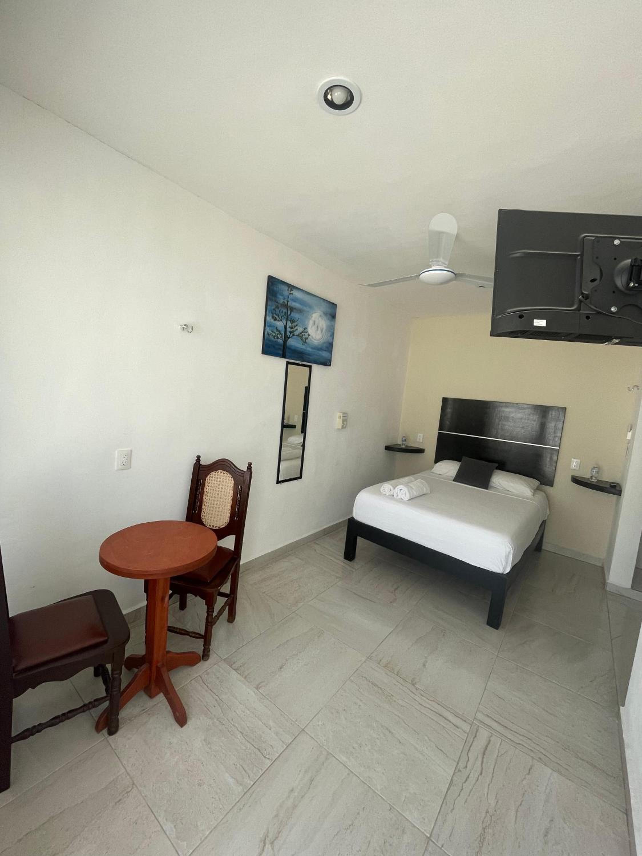 Double Room with Private Bathroom - Photo 7