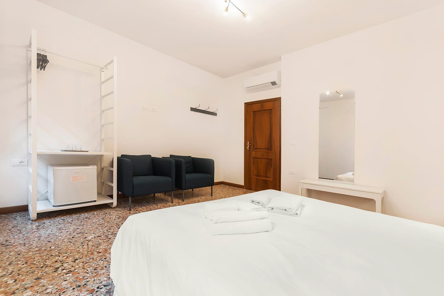 Double Room with Shared Bathroom photo 3