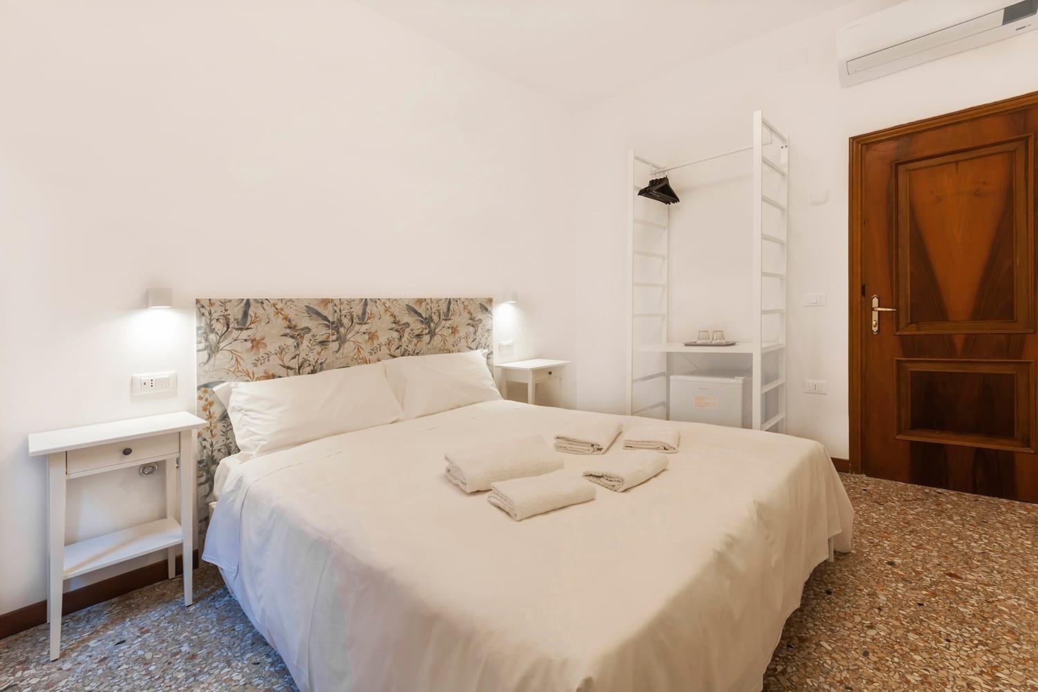 Double Room with Shared Bathroom photo 2
