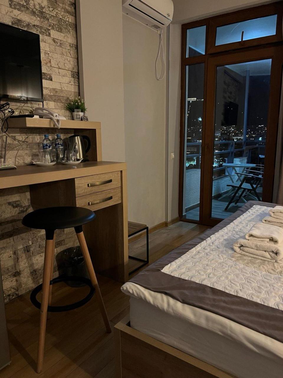King Room with Balcony - Photo 2
