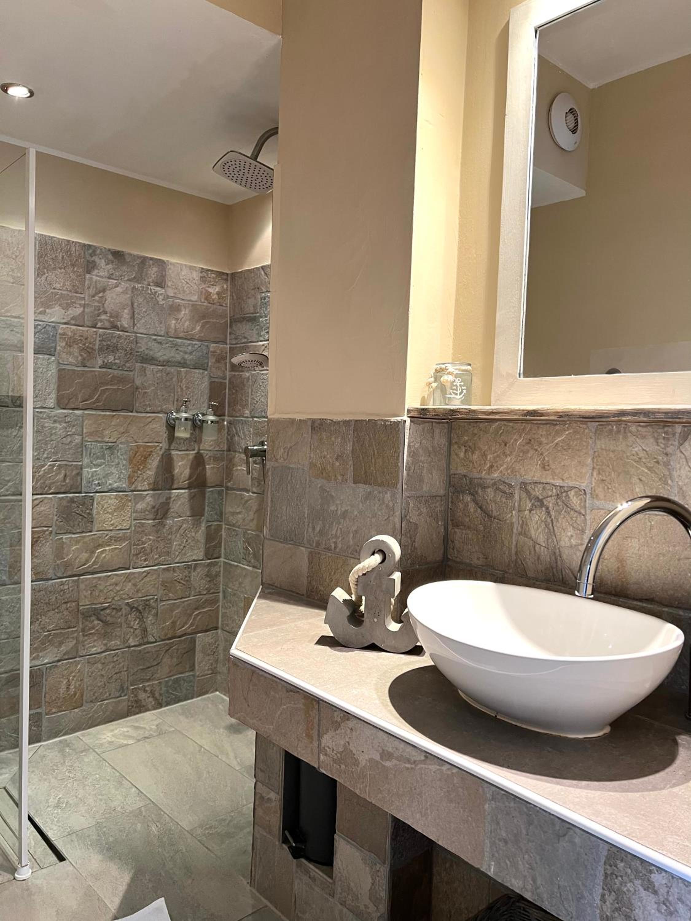 Studio Apartment - Photo 8