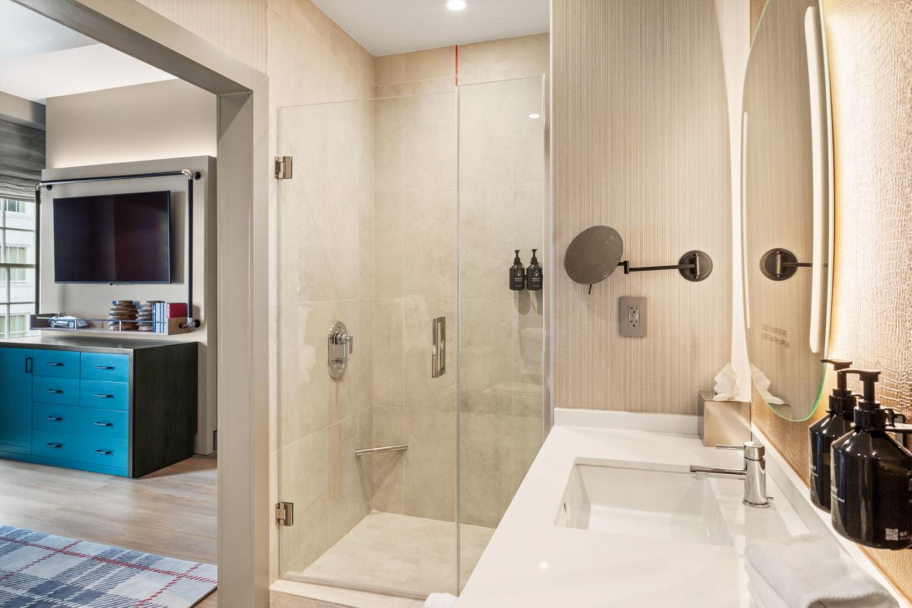 King Suite with Tub and Sofa Bed - Mobility Accessible photo 2