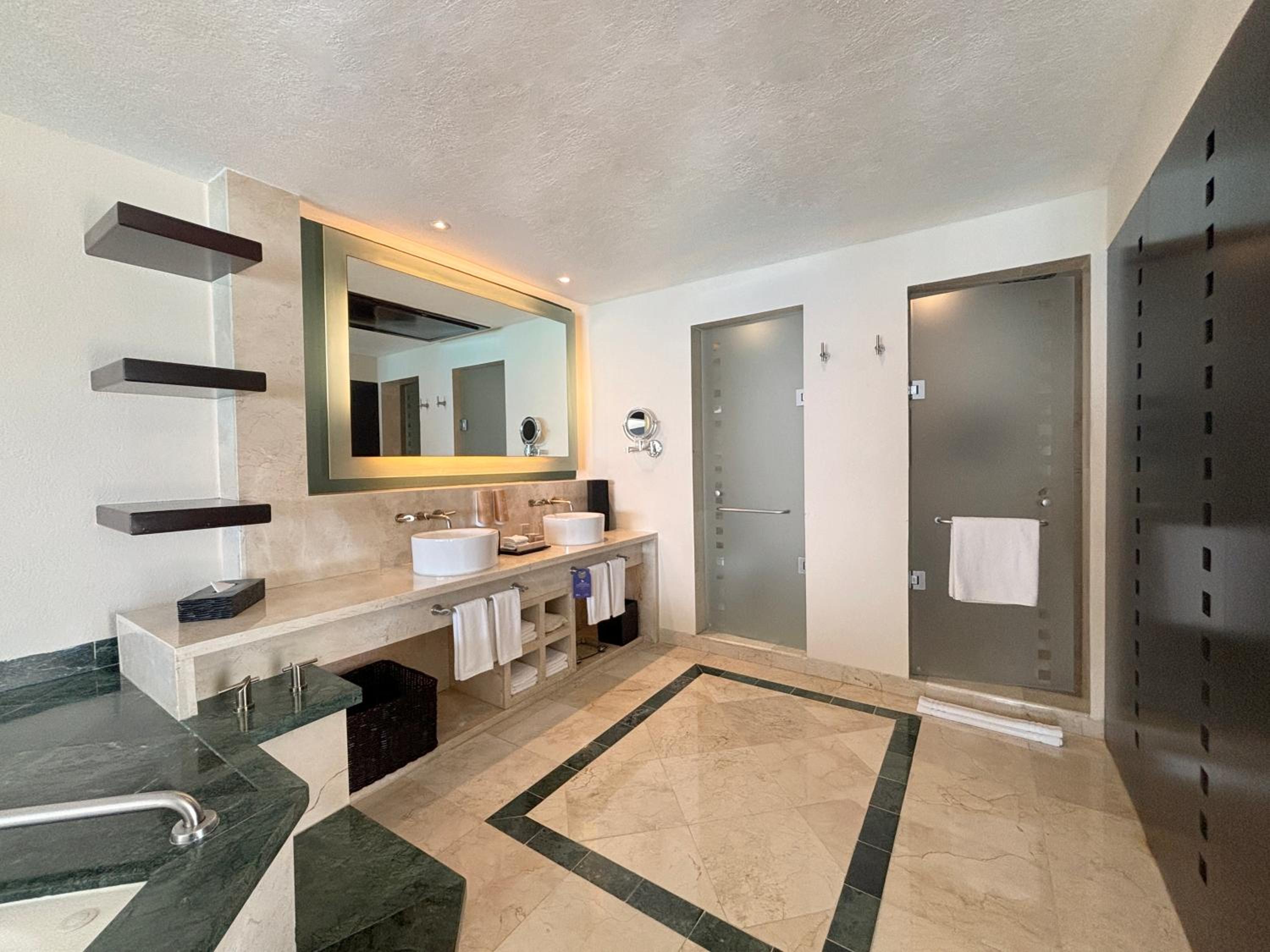Grand Royal Suite Jacuzzi (adults only +18) thumbnail 6