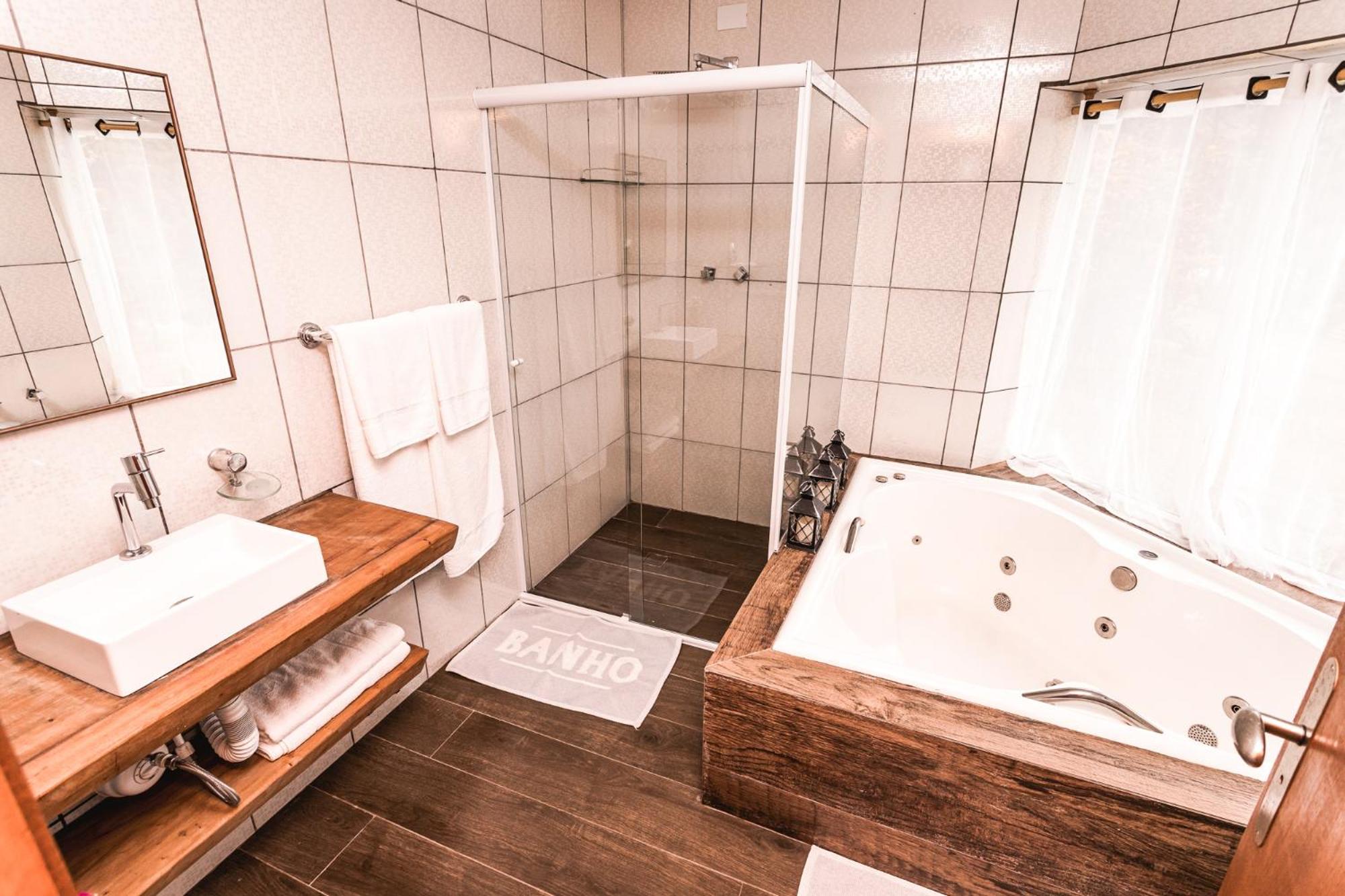 Suite with Hot Tub - Photo 3