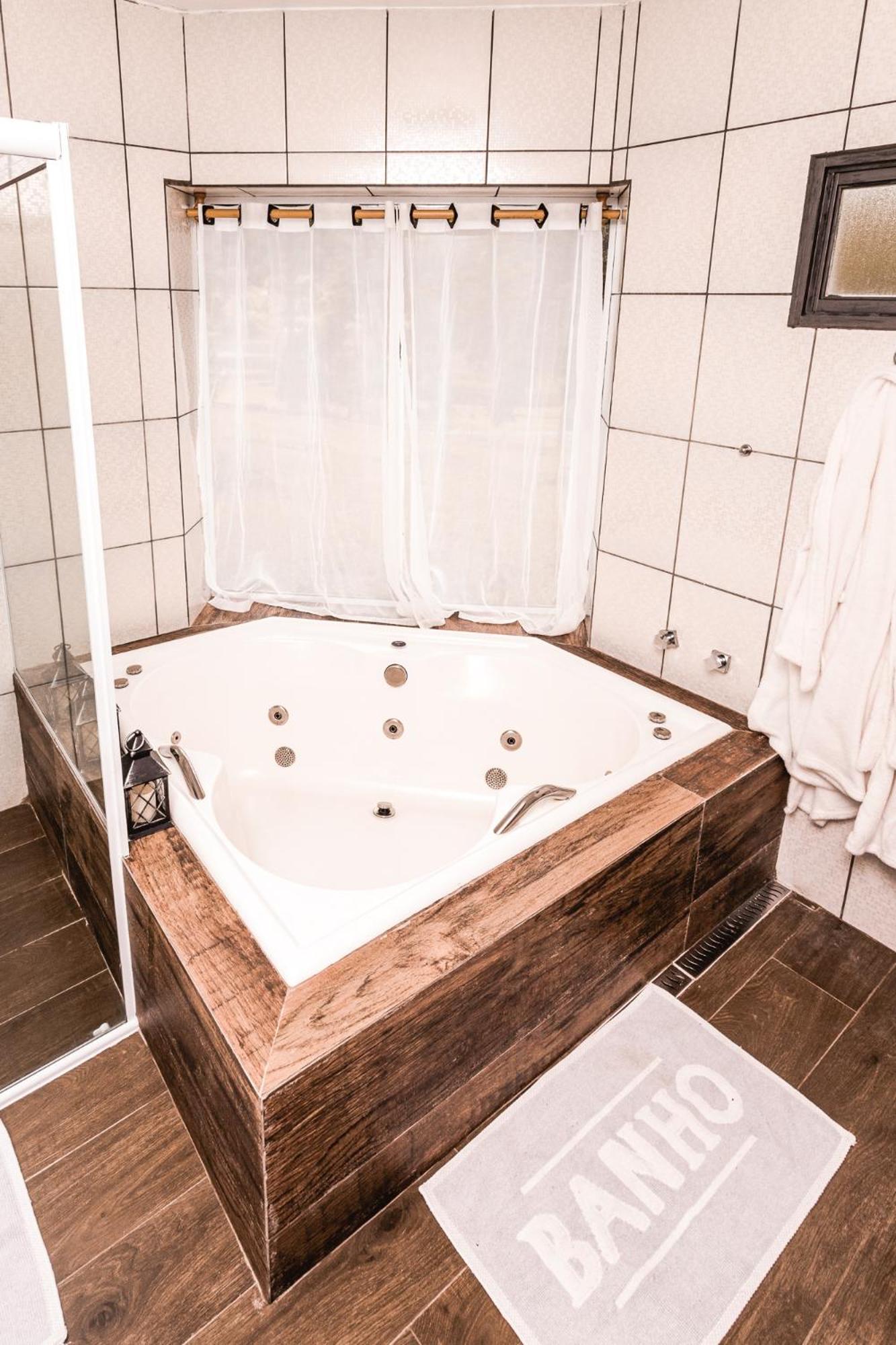 Suite with Hot Tub - Photo 12
