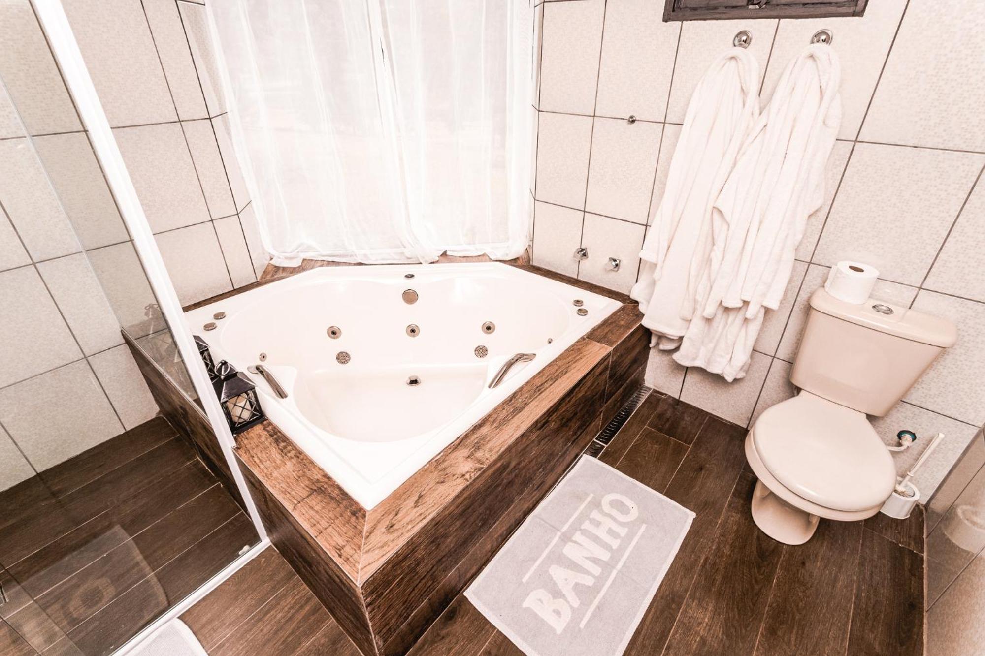 Suite with Hot Tub - Photo 10