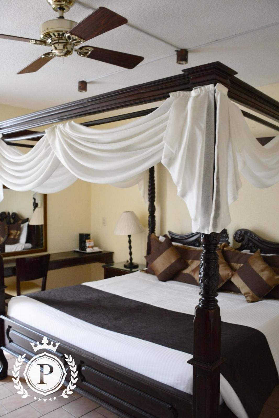 Deluxe King Room - Photo 9
