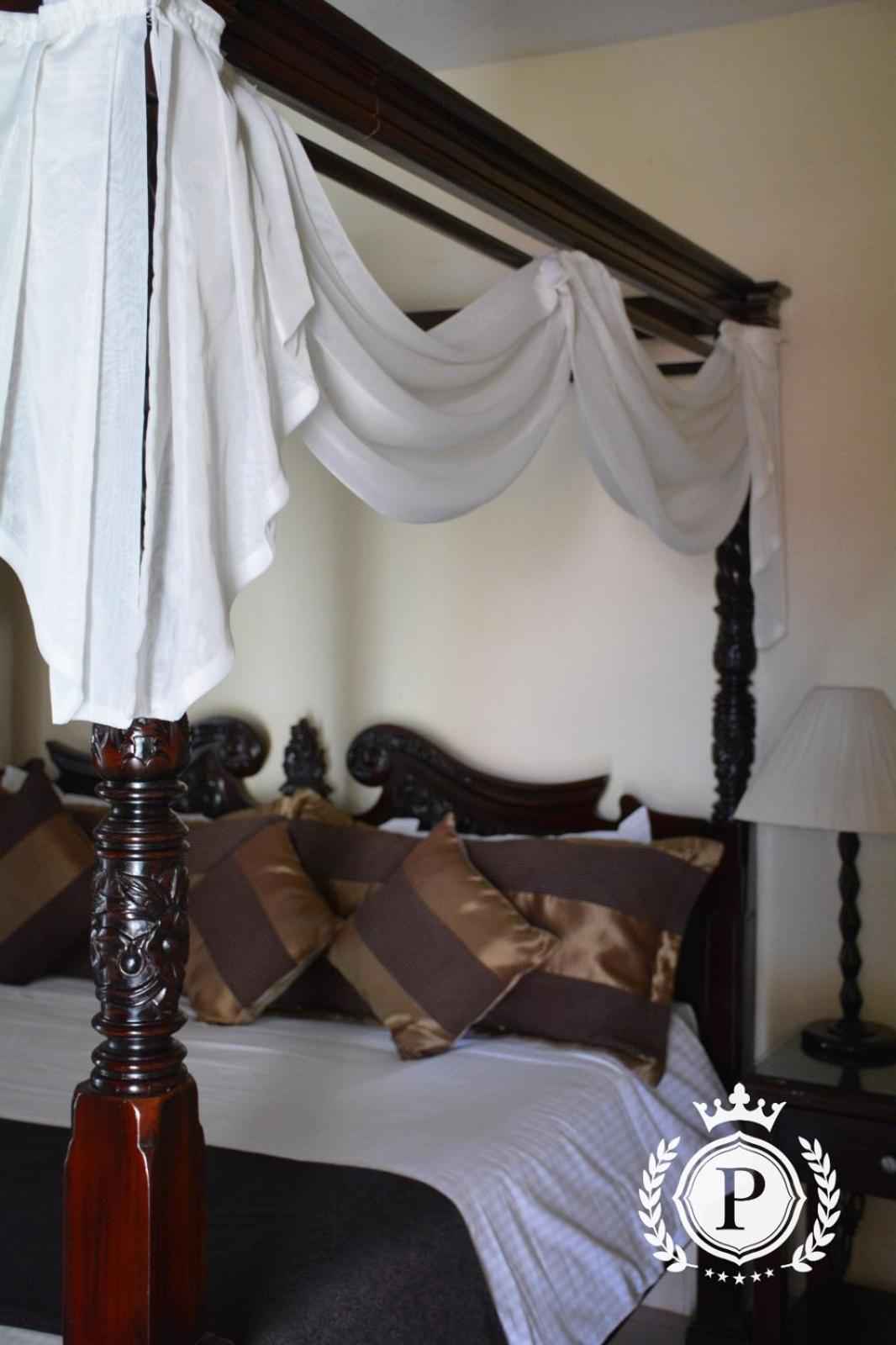 Deluxe King Room - Photo 8
