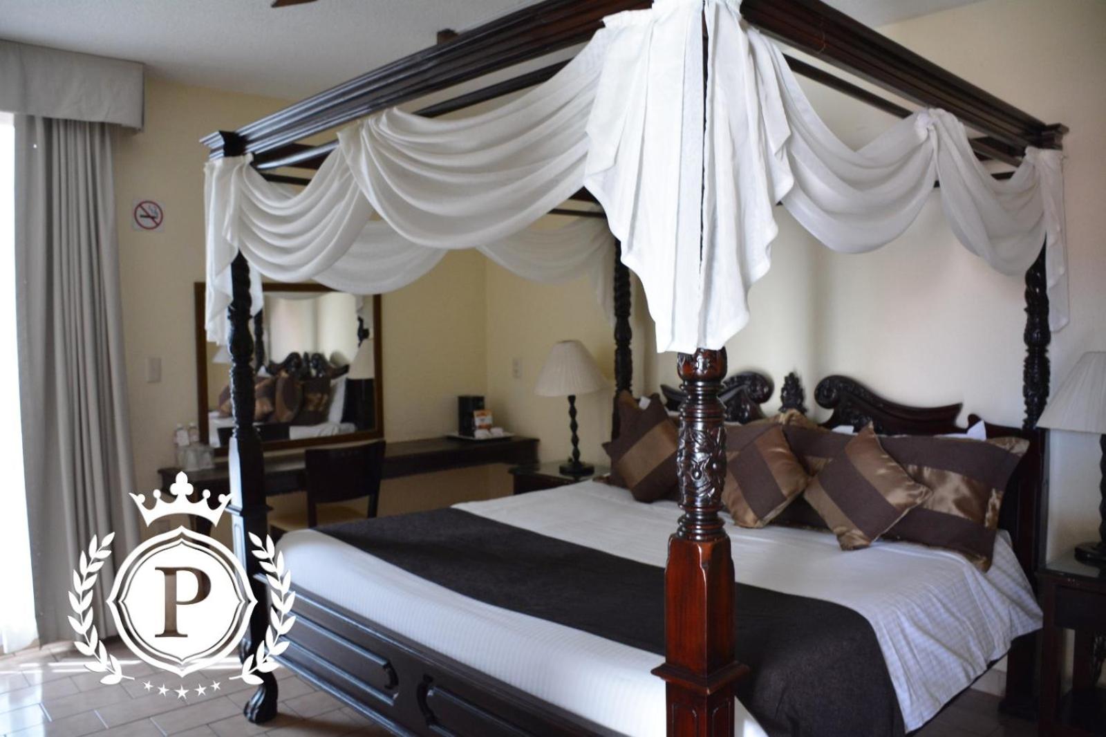 Deluxe King Room - Photo 10
