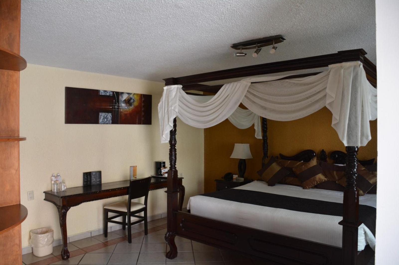 Deluxe King Room - Photo 25