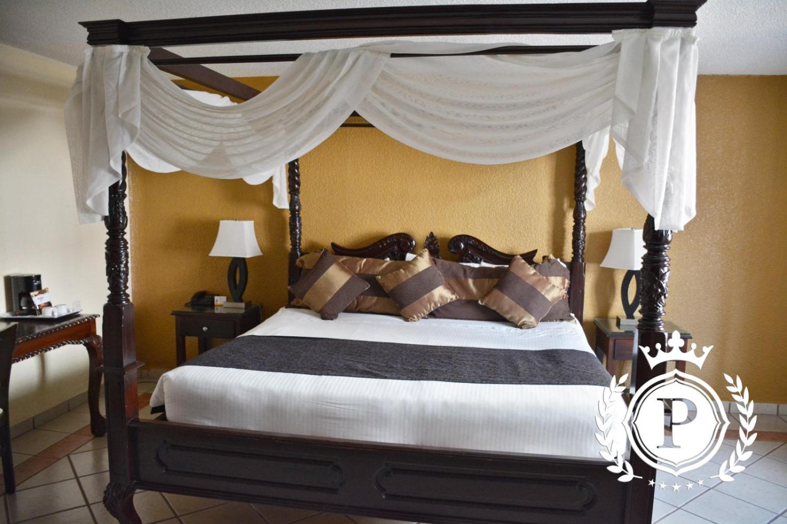 Deluxe King Room - Photo 2