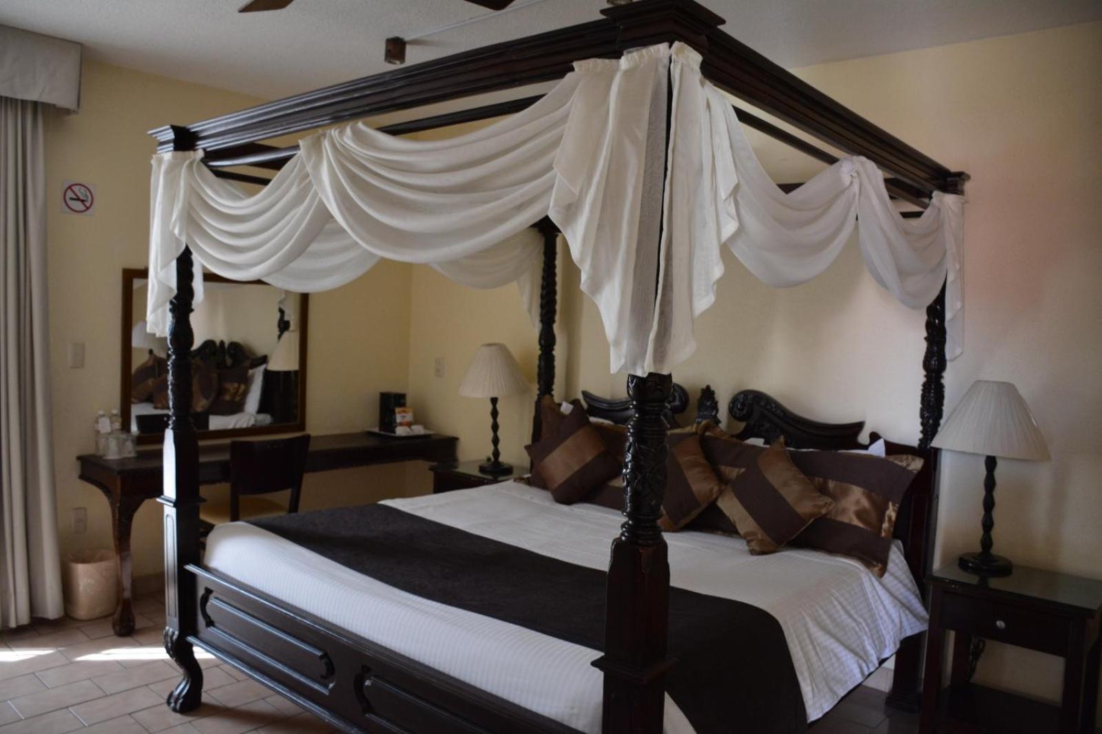 Deluxe King Room - Photo 14