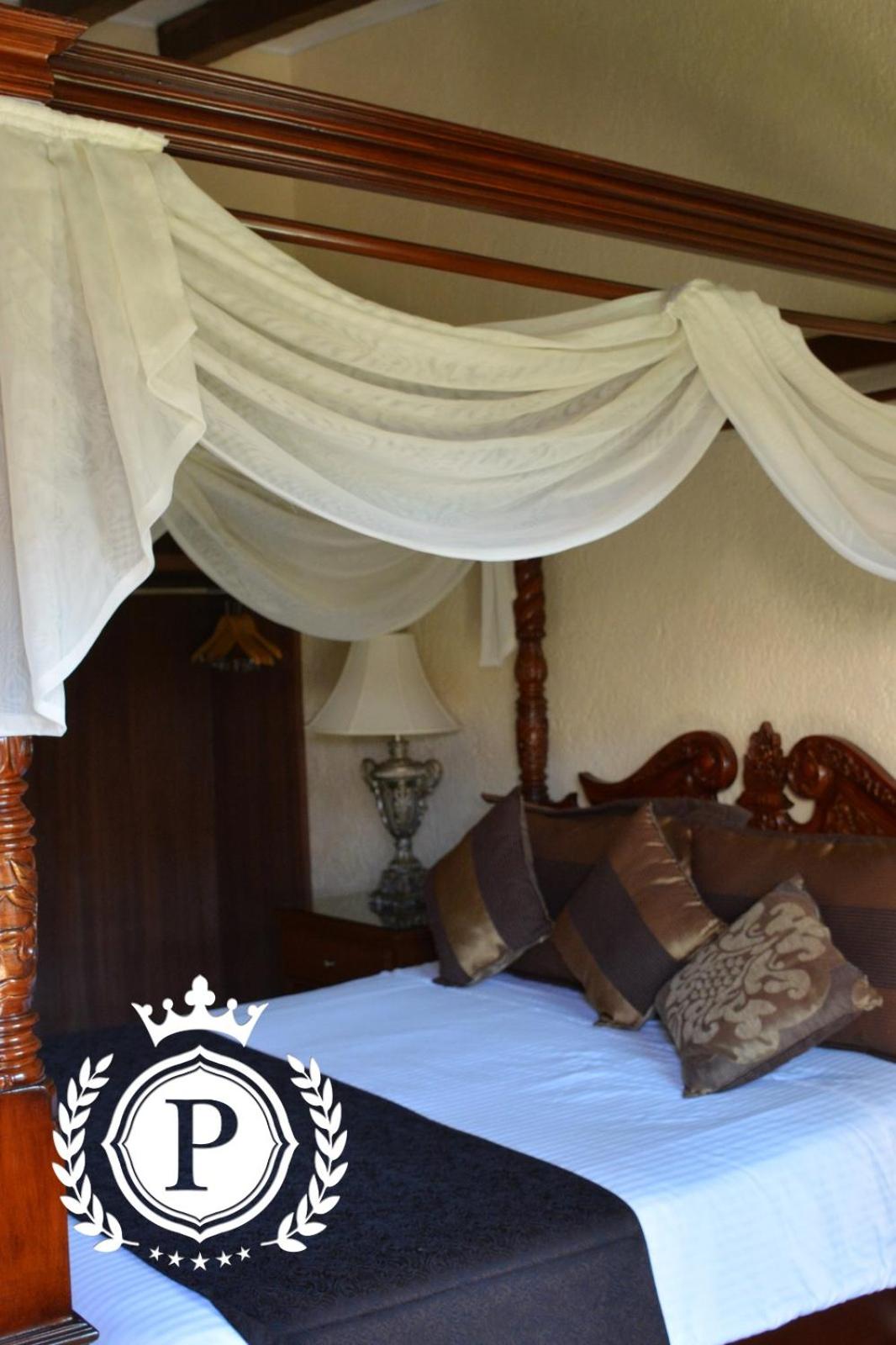 Deluxe King Room - Photo 24