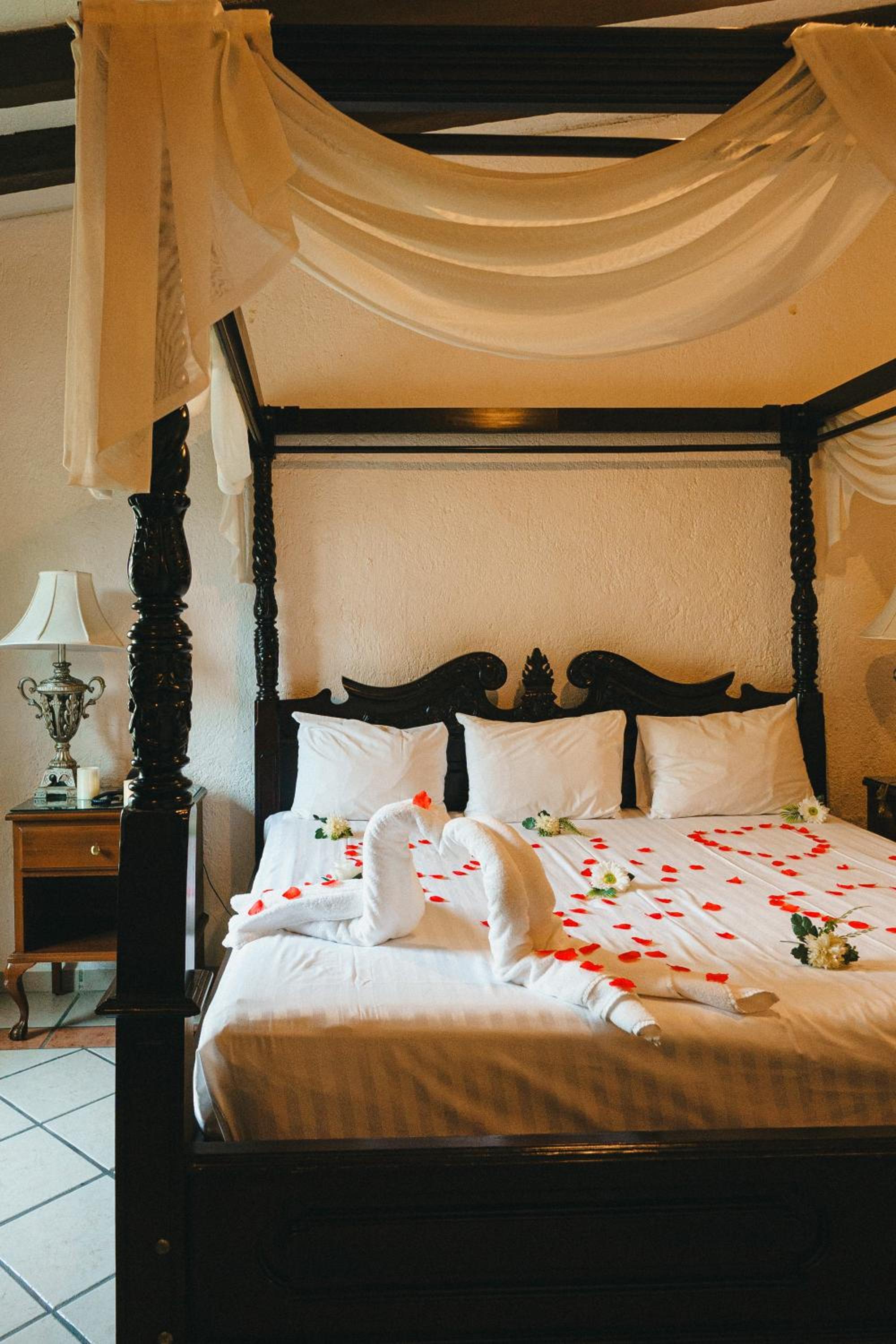 Deluxe King Room - Photo 17
