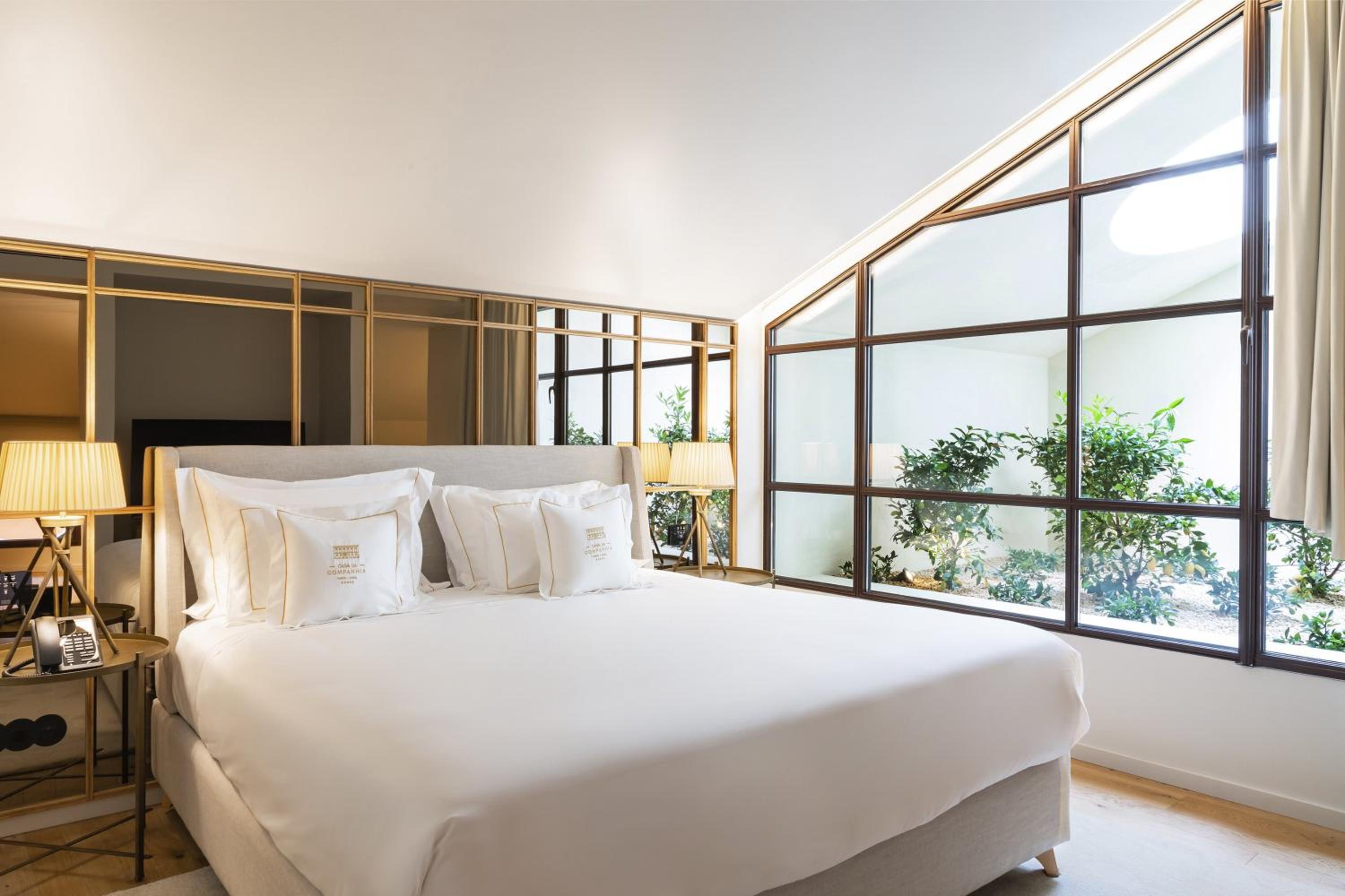 Premium King Room - Photo 3