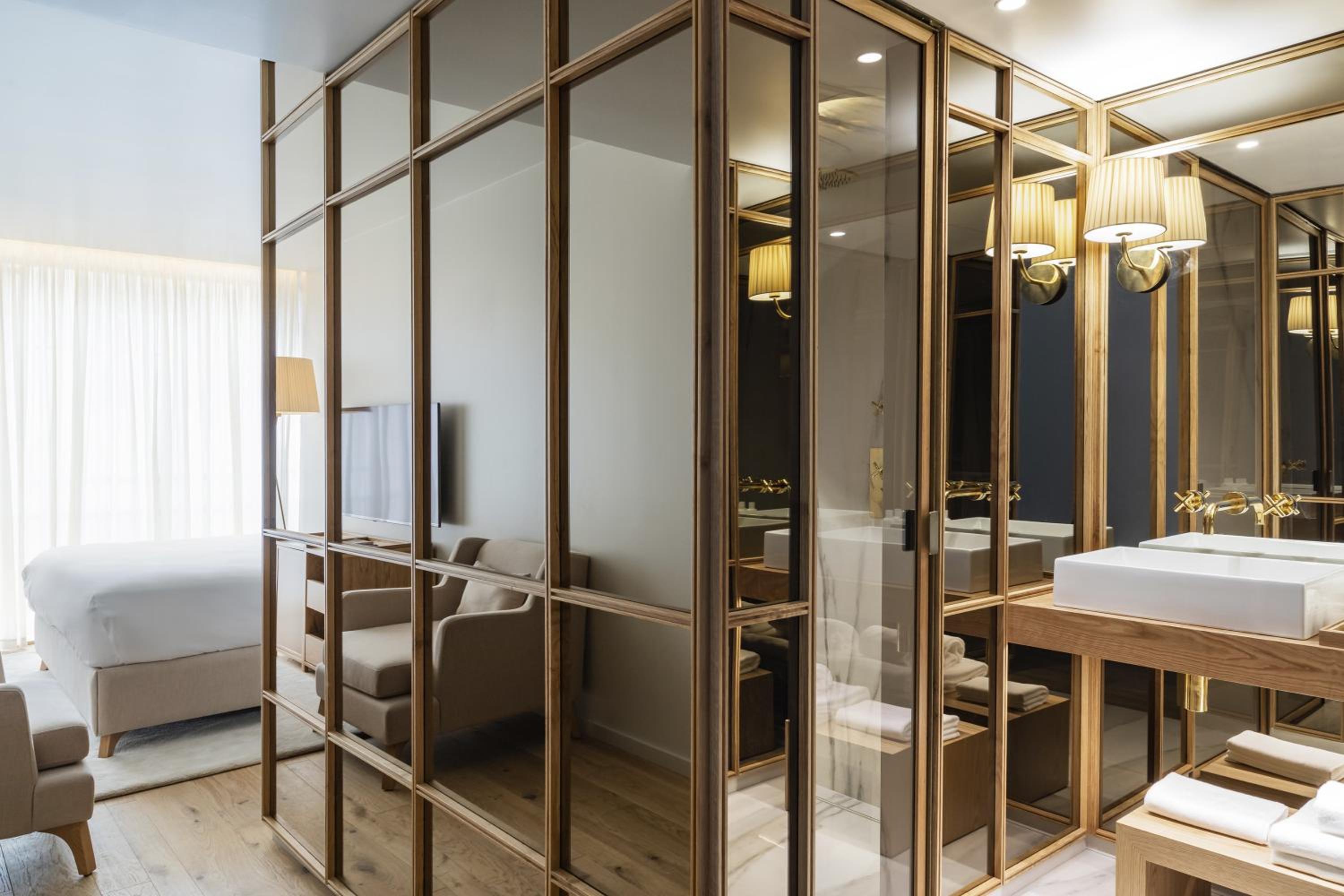Premium King Room - Photo 7