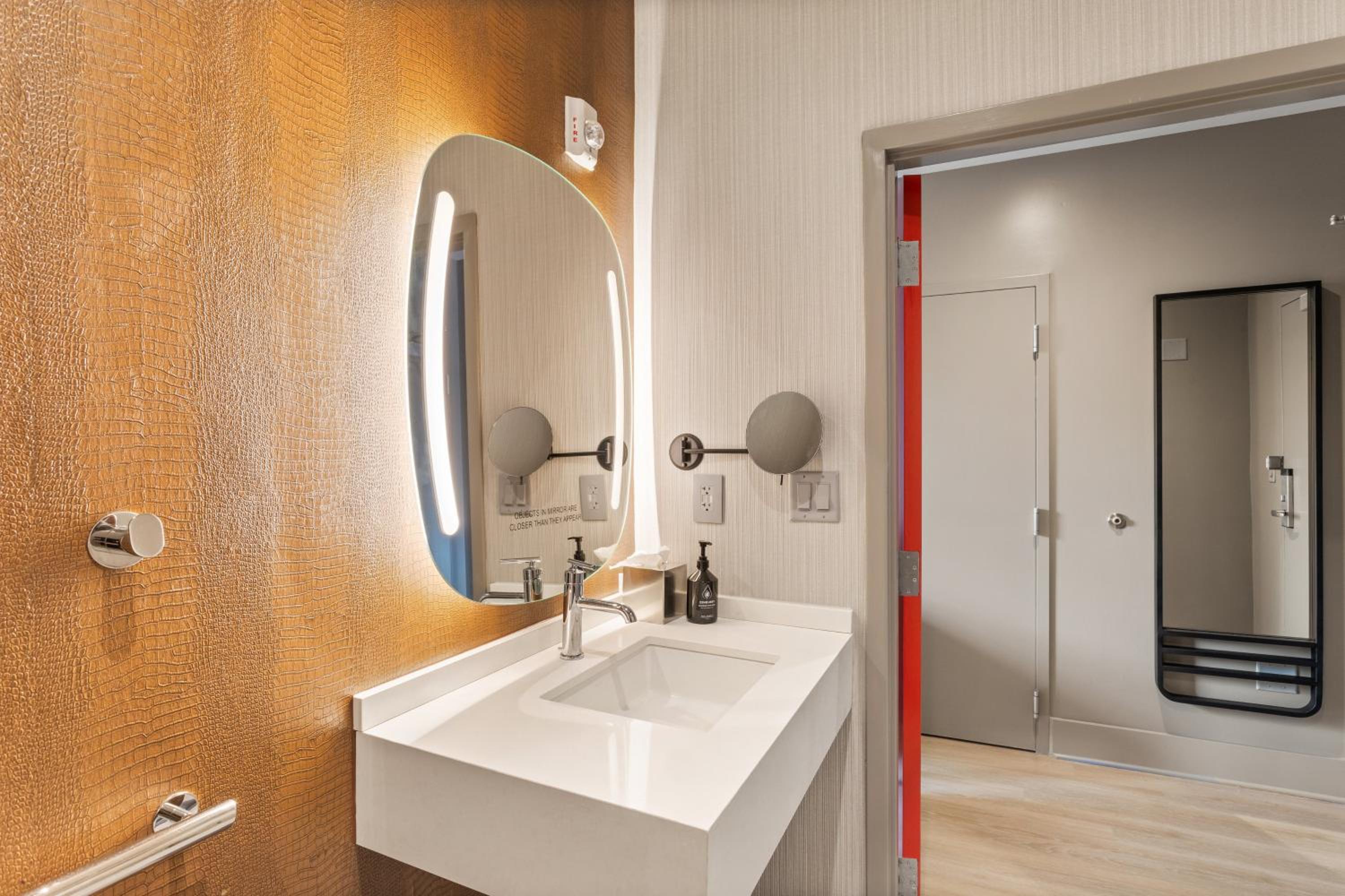 King Room - Mobility Access/Roll in Shower - Non-Smoking - Photo 6
