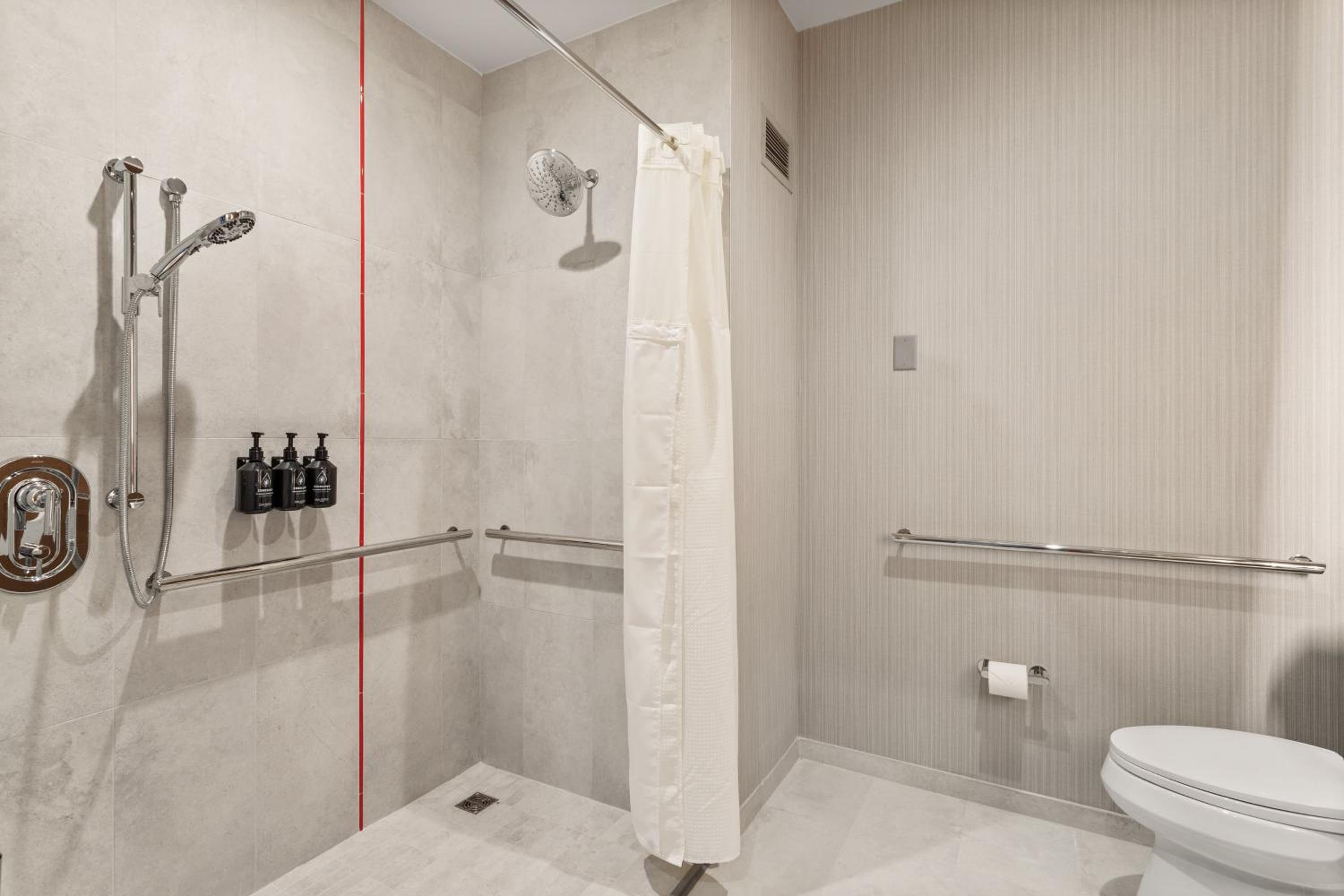 King Room - Mobility Access/Roll in Shower - Non-Smoking - Photo 5